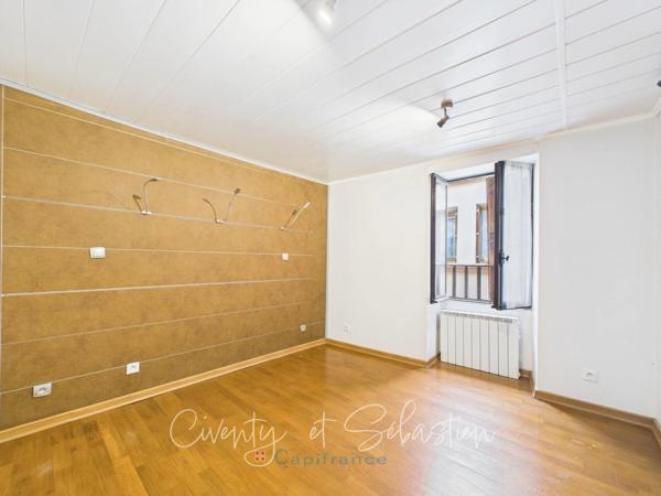 Voreppe centre – Maison de ville aux beaux volumes et à la performance énergétique maîtrisée