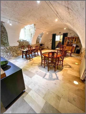 Maison à MIREPOIX, 09500 - 9 pièces 394m²