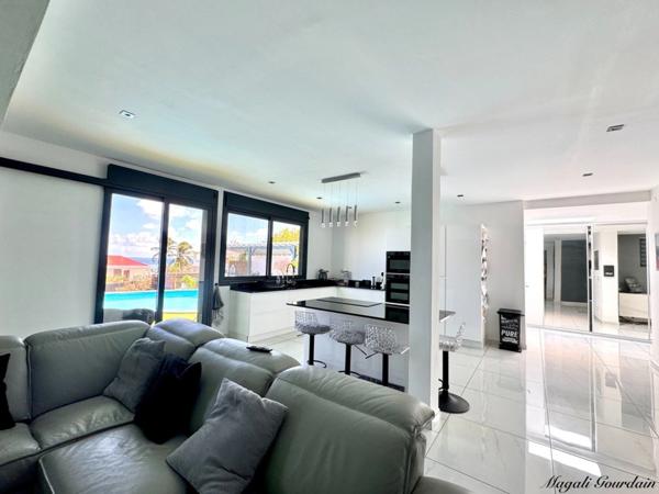A VENDRE - PROPRIETE D'EXCEPTION AVEC VUE MER IMPRENABLE & STUDIO ATTENANT - SAINTE ANNE