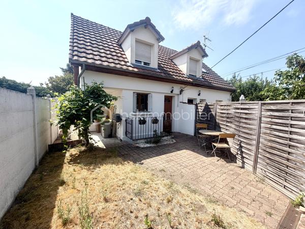 Idéalement située dans une rue pavillonnaire calme, à proximité immédiate des commodités et des écoles, cette propriété atypique et divisée en deux lots indépendants vous séduira par son cachet, sa fonctionnalité et son potentiel locatif.

Lot 1 – T4 de 60 m² avec jardin avant et cour arrière

Au rez-de-chaussée, un séjour avec cuisine ouverte, entièrement aménagée et équipée, bénéficie d’une cave à vins creusée en sous-sol, idéale pour les amateurs. Une salle d’eau avec WC et une chambre complètent ce niveau.

À l’étage, un beau palier lumineux, pouvant faire office de bureau, dessert deux chambres mansardées, chacune dotée d’un placard. Un escalier escamotable donne accès aux combles, parfaits pour le rangement.


Lot 2 – T2 en duplex de 40 m² avec jardins avant et arrière

À l’étage, un palier pouvant servir de bureau dessert une chambre avec armoire. Une dépendance indépendante, aménagée en chambre parentale, complète ce lot et lui confère une belle modularité.

Le T2 et sa dépendance sont vendus meublés, un atout supplémentaire pour une mise en location immédiate.
Un investissement à fort potentiel

À ce jour, les propriétaires exploitent le T2 et sa dépendance en location courte durée (Airbnb, Booking). Les données de rentabilité locative peuvent être communiquées sur demande.

Les + :

	•	Possibilité d’habiter un lot tout en autofinançant le bien grâce aux revenus locatifs de l’autre
	•	Stationnement facile dans la rue
	•	Proximité immédiate des commodités et des écoles
	•	Secteur résidentiel calme et recherché

Conseillère disponible 7 jours / 7 
Ce bien vous intéresse ? Contactez-moi afin d’organiser votre visite