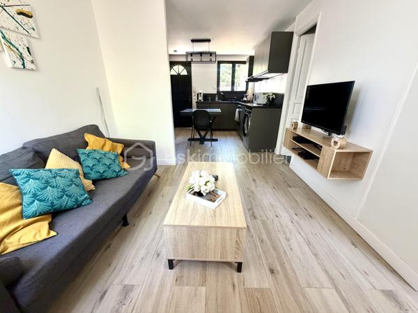 Idéalement située dans une rue pavillonnaire calme, à proximité immédiate des commodités et des écoles, cette propriété atypique et divisée en deux lots indépendants vous séduira par son cachet, sa fonctionnalité et son potentiel locatif.

Lot 1 – T4 de 60 m² avec jardin avant et cour arrière

Au rez-de-chaussée, un séjour avec cuisine ouverte, entièrement aménagée et équipée, bénéficie d’une cave à vins creusée en sous-sol, idéale pour les amateurs. Une salle d’eau avec WC et une chambre complètent ce niveau.

À l’étage, un beau palier lumineux, pouvant faire office de bureau, dessert deux chambres mansardées, chacune dotée d’un placard. Un escalier escamotable donne accès aux combles, parfaits pour le rangement.


Lot 2 – T2 en duplex de 40 m² avec jardins avant et arrière

À l’étage, un palier pouvant servir de bureau dessert une chambre avec armoire. Une dépendance indépendante, aménagée en chambre parentale, complète ce lot et lui confère une belle modularité.

Le T2 et sa dépendance sont vendus meublés, un atout supplémentaire pour une mise en location immédiate.
Un investissement à fort potentiel

À ce jour, les propriétaires exploitent le T2 et sa dépendance en location courte durée (Airbnb, Booking). Les données de rentabilité locative peuvent être communiquées sur demande.

Les + :

	•	Possibilité d’habiter un lot tout en autofinançant le bien grâce aux revenus locatifs de l’autre
	•	Stationnement facile dans la rue
	•	Proximité immédiate des commodités et des écoles
	•	Secteur résidentiel calme et recherché

Conseillère disponible 7 jours / 7 
Ce bien vous intéresse ? Contactez-moi afin d’organiser votre visite
