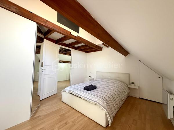Idéalement située dans une rue pavillonnaire calme, à proximité immédiate des commodités et des écoles, cette propriété atypique et divisée en deux lots indépendants vous séduira par son cachet, sa fonctionnalité et son potentiel locatif.

Lot 1 – T4 de 60 m² avec jardin avant et cour arrière

Au rez-de-chaussée, un séjour avec cuisine ouverte, entièrement aménagée et équipée, bénéficie d’une cave à vins creusée en sous-sol, idéale pour les amateurs. Une salle d’eau avec WC et une chambre complètent ce niveau.

À l’étage, un beau palier lumineux, pouvant faire office de bureau, dessert deux chambres mansardées, chacune dotée d’un placard. Un escalier escamotable donne accès aux combles, parfaits pour le rangement.


Lot 2 – T2 en duplex de 40 m² avec jardins avant et arrière

À l’étage, un palier pouvant servir de bureau dessert une chambre avec armoire. Une dépendance indépendante, aménagée en chambre parentale, complète ce lot et lui confère une belle modularité.

Le T2 et sa dépendance sont vendus meublés, un atout supplémentaire pour une mise en location immédiate.
Un investissement à fort potentiel

À ce jour, les propriétaires exploitent le T2 et sa dépendance en location courte durée (Airbnb, Booking). Les données de rentabilité locative peuvent être communiquées sur demande.

Les + :

	•	Possibilité d’habiter un lot tout en autofinançant le bien grâce aux revenus locatifs de l’autre
	•	Stationnement facile dans la rue
	•	Proximité immédiate des commodités et des écoles
	•	Secteur résidentiel calme et recherché

Conseillère disponible 7 jours / 7 
Ce bien vous intéresse ? Contactez-moi afin d’organiser votre visite