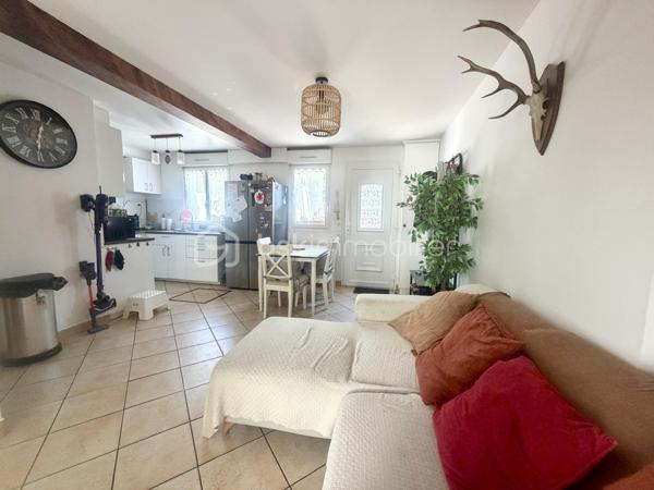Idéalement située dans une rue pavillonnaire calme, à proximité immédiate des commodités et des écoles, cette propriété atypique et divisée en deux lots indépendants vous séduira par son cachet, sa fonctionnalité et son potentiel locatif.

Lot 1 – T4 de 60 m² avec jardin avant et cour arrière

Au rez-de-chaussée, un séjour avec cuisine ouverte, entièrement aménagée et équipée, bénéficie d’une cave à vins creusée en sous-sol, idéale pour les amateurs. Une salle d’eau avec WC et une chambre complètent ce niveau.

À l’étage, un beau palier lumineux, pouvant faire office de bureau, dessert deux chambres mansardées, chacune dotée d’un placard. Un escalier escamotable donne accès aux combles, parfaits pour le rangement.


Lot 2 – T2 en duplex de 40 m² avec jardins avant et arrière

À l’étage, un palier pouvant servir de bureau dessert une chambre avec armoire. Une dépendance indépendante, aménagée en chambre parentale, complète ce lot et lui confère une belle modularité.

Le T2 et sa dépendance sont vendus meublés, un atout supplémentaire pour une mise en location immédiate.
Un investissement à fort potentiel

À ce jour, les propriétaires exploitent le T2 et sa dépendance en location courte durée (Airbnb, Booking). Les données de rentabilité locative peuvent être communiquées sur demande.

Les + :

	•	Possibilité d’habiter un lot tout en autofinançant le bien grâce aux revenus locatifs de l’autre
	•	Stationnement facile dans la rue
	•	Proximité immédiate des commodités et des écoles
	•	Secteur résidentiel calme et recherché

Conseillère disponible 7 jours / 7 
Ce bien vous intéresse ? Contactez-moi afin d’organiser votre visite