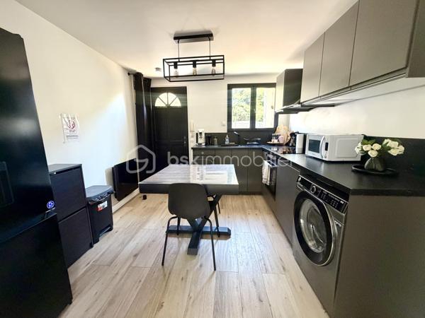 Idéalement située dans une rue pavillonnaire calme, à proximité immédiate des commodités et des écoles, cette propriété atypique et divisée en deux lots indépendants vous séduira par son cachet, sa fonctionnalité et son potentiel locatif.

Lot 1 – T4 de 60 m² avec jardin avant et cour arrière

Au rez-de-chaussée, un séjour avec cuisine ouverte, entièrement aménagée et équipée, bénéficie d’une cave à vins creusée en sous-sol, idéale pour les amateurs. Une salle d’eau avec WC et une chambre complètent ce niveau.

À l’étage, un beau palier lumineux, pouvant faire office de bureau, dessert deux chambres mansardées, chacune dotée d’un placard. Un escalier escamotable donne accès aux combles, parfaits pour le rangement.


Lot 2 – T2 en duplex de 40 m² avec jardins avant et arrière

À l’étage, un palier pouvant servir de bureau dessert une chambre avec armoire. Une dépendance indépendante, aménagée en chambre parentale, complète ce lot et lui confère une belle modularité.

Le T2 et sa dépendance sont vendus meublés, un atout supplémentaire pour une mise en location immédiate.
Un investissement à fort potentiel

À ce jour, les propriétaires exploitent le T2 et sa dépendance en location courte durée (Airbnb, Booking). Les données de rentabilité locative peuvent être communiquées sur demande.

Les + :

	•	Possibilité d’habiter un lot tout en autofinançant le bien grâce aux revenus locatifs de l’autre
	•	Stationnement facile dans la rue
	•	Proximité immédiate des commodités et des écoles
	•	Secteur résidentiel calme et recherché

Conseillère disponible 7 jours / 7 
Ce bien vous intéresse ? Contactez-moi afin d’organiser votre visite