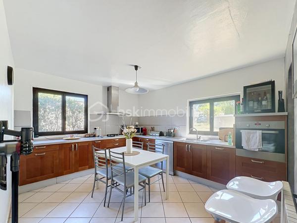 Dans un secteur calme d’Ormoy, découvrez cette belle maison familiale d’environ 160 m² habitables, implantée sur un magnifique terrain arboré de 1 735 m², offrant de beaux volumes, de nombreuses possibilités d’aménagement et un cadre de vie particulièrement agréable.

Dès l’entrée, vous serez séduits par une belle entrée de 12 m² avec rangements, qui dessert une cuisine aménagée et équipée de 14 m², complétée par une arrière-cuisine pratique pour le rangement et l’organisation du quotidien.
Le rez-de-chaussée propose également un spacieux salon/séjour double de 25 m², chaleureux et convivial, agrémenté d’une cheminée ouverte, ainsi qu’une chambre de 16 m2, idéale pour accueillir famille, invités ou aménager un espace de télétravail. Un WC complète ce niveau.
À l’étage, un couloir dessert trois chambres, offrant à chacun son espace, ainsi qu'une buanderie-dressing, une salle d’eau et un WC.
La maison bénéficie également de combles aménageables, offrant un potentiel supplémentaire intéressant selon vos envies et vos besoins : chambre, bureau, salle de jeux, espace de loisirs ou rangement.

À l’extérieur, vous profiterez d’un terrain exceptionnel de 1 735 m², véritable atout de cette propriété. À l’avant, une terrasse avec cuisine d’été et espace barbecue invite aux repas en famille ou entre amis. À l’arrière, une seconde grande terrasse s’ouvre sur un vaste jardin arboré, agrémenté notamment de nombreux arbres fruitiers, offrant un cadre verdoyant, paisible et préservé.
Côté confort, la maison est équipée d’un chauffage au gaz et de fenêtres en double vitrage.
Un emplacement pratique au quotidien : la maison bénéficie de la proximité des écoles d’Ormoy, des commerces et services de proximité, ainsi que des commerces et zones commerciales de Mennecy, Villabé et Lisses. Les accès routiers permettent également de rejoindre facilement les principaux axes du secteur. Ormoy dispose notamment de trois écoles sur la commune et de plusieurs commerces et services.
Une maison familiale aux beaux volumes, avec un terrain rare par sa superficie et son potentiel, à découvrir sans tarder !