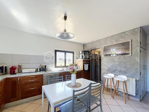 Dans un secteur calme d’Ormoy, découvrez cette belle maison familiale d’environ 160 m² habitables, implantée sur un magnifique terrain arboré de 1 735 m², offrant de beaux volumes, de nombreuses possibilités d’aménagement et un cadre de vie particulièrement agréable.

Dès l’entrée, vous serez séduits par une belle entrée de 12 m² avec rangements, qui dessert une cuisine aménagée et équipée de 14 m², complétée par une arrière-cuisine pratique pour le rangement et l’organisation du quotidien.
Le rez-de-chaussée propose également un spacieux salon/séjour double de 25 m², chaleureux et convivial, agrémenté d’une cheminée ouverte, ainsi qu’une chambre de 16 m2, idéale pour accueillir famille, invités ou aménager un espace de télétravail. Un WC complète ce niveau.
À l’étage, un couloir dessert trois chambres, offrant à chacun son espace, ainsi qu'une buanderie-dressing, une salle d’eau et un WC.
La maison bénéficie également de combles aménageables, offrant un potentiel supplémentaire intéressant selon vos envies et vos besoins : chambre, bureau, salle de jeux, espace de loisirs ou rangement.

À l’extérieur, vous profiterez d’un terrain exceptionnel de 1 735 m², véritable atout de cette propriété. À l’avant, une terrasse avec cuisine d’été et espace barbecue invite aux repas en famille ou entre amis. À l’arrière, une seconde grande terrasse s’ouvre sur un vaste jardin arboré, agrémenté notamment de nombreux arbres fruitiers, offrant un cadre verdoyant, paisible et préservé.
Côté confort, la maison est équipée d’un chauffage au gaz et de fenêtres en double vitrage.
Un emplacement pratique au quotidien : la maison bénéficie de la proximité des écoles d’Ormoy, des commerces et services de proximité, ainsi que des commerces et zones commerciales de Mennecy, Villabé et Lisses. Les accès routiers permettent également de rejoindre facilement les principaux axes du secteur. Ormoy dispose notamment de trois écoles sur la commune et de plusieurs commerces et services.
Une maison familiale aux beaux volumes, avec un terrain rare par sa superficie et son potentiel, à découvrir sans tarder !