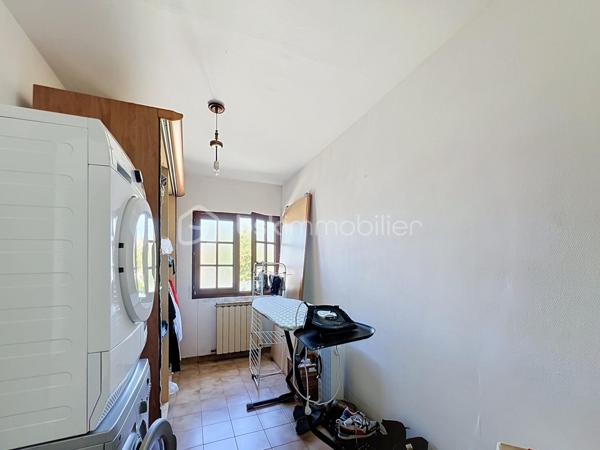 Dans un secteur calme d’Ormoy, découvrez cette belle maison familiale d’environ 160 m² habitables, implantée sur un magnifique terrain arboré de 1 735 m², offrant de beaux volumes, de nombreuses possibilités d’aménagement et un cadre de vie particulièrement agréable.

Dès l’entrée, vous serez séduits par une belle entrée de 12 m² avec rangements, qui dessert une cuisine aménagée et équipée de 14 m², complétée par une arrière-cuisine pratique pour le rangement et l’organisation du quotidien.
Le rez-de-chaussée propose également un spacieux salon/séjour double de 25 m², chaleureux et convivial, agrémenté d’une cheminée ouverte, ainsi qu’une chambre de 16 m2, idéale pour accueillir famille, invités ou aménager un espace de télétravail. Un WC complète ce niveau.
À l’étage, un couloir dessert trois chambres, offrant à chacun son espace, ainsi qu'une buanderie-dressing, une salle d’eau et un WC.
La maison bénéficie également de combles aménageables, offrant un potentiel supplémentaire intéressant selon vos envies et vos besoins : chambre, bureau, salle de jeux, espace de loisirs ou rangement.

À l’extérieur, vous profiterez d’un terrain exceptionnel de 1 735 m², véritable atout de cette propriété. À l’avant, une terrasse avec cuisine d’été et espace barbecue invite aux repas en famille ou entre amis. À l’arrière, une seconde grande terrasse s’ouvre sur un vaste jardin arboré, agrémenté notamment de nombreux arbres fruitiers, offrant un cadre verdoyant, paisible et préservé.
Côté confort, la maison est équipée d’un chauffage au gaz et de fenêtres en double vitrage.
Un emplacement pratique au quotidien : la maison bénéficie de la proximité des écoles d’Ormoy, des commerces et services de proximité, ainsi que des commerces et zones commerciales de Mennecy, Villabé et Lisses. Les accès routiers permettent également de rejoindre facilement les principaux axes du secteur. Ormoy dispose notamment de trois écoles sur la commune et de plusieurs commerces et services.
Une maison familiale aux beaux volumes, avec un terrain rare par sa superficie et son potentiel, à découvrir sans tarder !