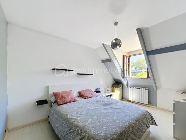 Dans un secteur calme d’Ormoy, découvrez cette belle maison familiale d’environ 160 m² habitables, implantée sur un magnifique terrain arboré de 1 735 m², offrant de beaux volumes, de nombreuses possibilités d’aménagement et un cadre de vie particulièrement agréable.

Dès l’entrée, vous serez séduits par une belle entrée de 12 m² avec rangements, qui dessert une cuisine aménagée et équipée de 14 m², complétée par une arrière-cuisine pratique pour le rangement et l’organisation du quotidien.
Le rez-de-chaussée propose également un spacieux salon/séjour double de 25 m², chaleureux et convivial, agrémenté d’une cheminée ouverte, ainsi qu’une chambre de 16 m2, idéale pour accueillir famille, invités ou aménager un espace de télétravail. Un WC complète ce niveau.
À l’étage, un couloir dessert trois chambres, offrant à chacun son espace, ainsi qu'une buanderie-dressing, une salle d’eau et un WC.
La maison bénéficie également de combles aménageables, offrant un potentiel supplémentaire intéressant selon vos envies et vos besoins : chambre, bureau, salle de jeux, espace de loisirs ou rangement.

À l’extérieur, vous profiterez d’un terrain exceptionnel de 1 735 m², véritable atout de cette propriété. À l’avant, une terrasse avec cuisine d’été et espace barbecue invite aux repas en famille ou entre amis. À l’arrière, une seconde grande terrasse s’ouvre sur un vaste jardin arboré, agrémenté notamment de nombreux arbres fruitiers, offrant un cadre verdoyant, paisible et préservé.
Côté confort, la maison est équipée d’un chauffage au gaz et de fenêtres en double vitrage.
Un emplacement pratique au quotidien : la maison bénéficie de la proximité des écoles d’Ormoy, des commerces et services de proximité, ainsi que des commerces et zones commerciales de Mennecy, Villabé et Lisses. Les accès routiers permettent également de rejoindre facilement les principaux axes du secteur. Ormoy dispose notamment de trois écoles sur la commune et de plusieurs commerces et services.
Une maison familiale aux beaux volumes, avec un terrain rare par sa superficie et son potentiel, à découvrir sans tarder !