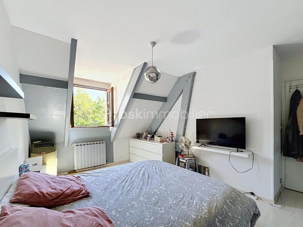 Dans un secteur calme d’Ormoy, découvrez cette belle maison familiale d’environ 160 m² habitables, implantée sur un magnifique terrain arboré de 1 735 m², offrant de beaux volumes, de nombreuses possibilités d’aménagement et un cadre de vie particulièrement agréable.

Dès l’entrée, vous serez séduits par une belle entrée de 12 m² avec rangements, qui dessert une cuisine aménagée et équipée de 14 m², complétée par une arrière-cuisine pratique pour le rangement et l’organisation du quotidien.
Le rez-de-chaussée propose également un spacieux salon/séjour double de 25 m², chaleureux et convivial, agrémenté d’une cheminée ouverte, ainsi qu’une chambre de 16 m2, idéale pour accueillir famille, invités ou aménager un espace de télétravail. Un WC complète ce niveau.
À l’étage, un couloir dessert trois chambres, offrant à chacun son espace, ainsi qu'une buanderie-dressing, une salle d’eau et un WC.
La maison bénéficie également de combles aménageables, offrant un potentiel supplémentaire intéressant selon vos envies et vos besoins : chambre, bureau, salle de jeux, espace de loisirs ou rangement.

À l’extérieur, vous profiterez d’un terrain exceptionnel de 1 735 m², véritable atout de cette propriété. À l’avant, une terrasse avec cuisine d’été et espace barbecue invite aux repas en famille ou entre amis. À l’arrière, une seconde grande terrasse s’ouvre sur un vaste jardin arboré, agrémenté notamment de nombreux arbres fruitiers, offrant un cadre verdoyant, paisible et préservé.
Côté confort, la maison est équipée d’un chauffage au gaz et de fenêtres en double vitrage.
Un emplacement pratique au quotidien : la maison bénéficie de la proximité des écoles d’Ormoy, des commerces et services de proximité, ainsi que des commerces et zones commerciales de Mennecy, Villabé et Lisses. Les accès routiers permettent également de rejoindre facilement les principaux axes du secteur. Ormoy dispose notamment de trois écoles sur la commune et de plusieurs commerces et services.
Une maison familiale aux beaux volumes, avec un terrain rare par sa superficie et son potentiel, à découvrir sans tarder !