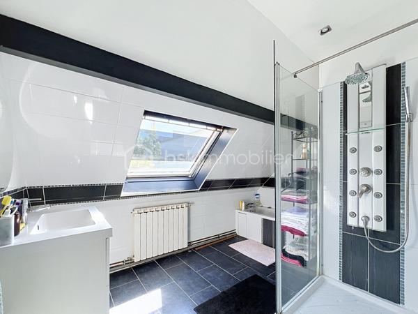 Dans un secteur calme d’Ormoy, découvrez cette belle maison familiale d’environ 160 m² habitables, implantée sur un magnifique terrain arboré de 1 735 m², offrant de beaux volumes, de nombreuses possibilités d’aménagement et un cadre de vie particulièrement agréable.

Dès l’entrée, vous serez séduits par une belle entrée de 12 m² avec rangements, qui dessert une cuisine aménagée et équipée de 14 m², complétée par une arrière-cuisine pratique pour le rangement et l’organisation du quotidien.
Le rez-de-chaussée propose également un spacieux salon/séjour double de 25 m², chaleureux et convivial, agrémenté d’une cheminée ouverte, ainsi qu’une chambre de 16 m2, idéale pour accueillir famille, invités ou aménager un espace de télétravail. Un WC complète ce niveau.
À l’étage, un couloir dessert trois chambres, offrant à chacun son espace, ainsi qu'une buanderie-dressing, une salle d’eau et un WC.
La maison bénéficie également de combles aménageables, offrant un potentiel supplémentaire intéressant selon vos envies et vos besoins : chambre, bureau, salle de jeux, espace de loisirs ou rangement.

À l’extérieur, vous profiterez d’un terrain exceptionnel de 1 735 m², véritable atout de cette propriété. À l’avant, une terrasse avec cuisine d’été et espace barbecue invite aux repas en famille ou entre amis. À l’arrière, une seconde grande terrasse s’ouvre sur un vaste jardin arboré, agrémenté notamment de nombreux arbres fruitiers, offrant un cadre verdoyant, paisible et préservé.
Côté confort, la maison est équipée d’un chauffage au gaz et de fenêtres en double vitrage.
Un emplacement pratique au quotidien : la maison bénéficie de la proximité des écoles d’Ormoy, des commerces et services de proximité, ainsi que des commerces et zones commerciales de Mennecy, Villabé et Lisses. Les accès routiers permettent également de rejoindre facilement les principaux axes du secteur. Ormoy dispose notamment de trois écoles sur la commune et de plusieurs commerces et services.
Une maison familiale aux beaux volumes, avec un terrain rare par sa superficie et son potentiel, à découvrir sans tarder !