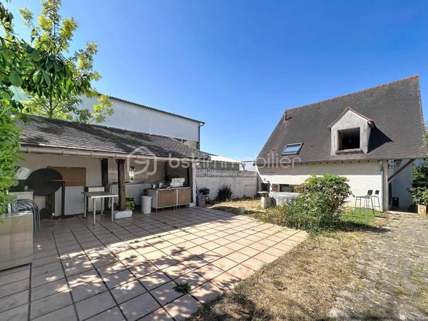 Dans un secteur calme d’Ormoy, découvrez cette belle maison familiale d’environ 160 m² habitables, implantée sur un magnifique terrain arboré de 1 735 m², offrant de beaux volumes, de nombreuses possibilités d’aménagement et un cadre de vie particulièrement agréable.

Dès l’entrée, vous serez séduits par une belle entrée de 12 m² avec rangements, qui dessert une cuisine aménagée et équipée de 14 m², complétée par une arrière-cuisine pratique pour le rangement et l’organisation du quotidien.
Le rez-de-chaussée propose également un spacieux salon/séjour double de 25 m², chaleureux et convivial, agrémenté d’une cheminée ouverte, ainsi qu’une chambre de 16 m2, idéale pour accueillir famille, invités ou aménager un espace de télétravail. Un WC complète ce niveau.
À l’étage, un couloir dessert trois chambres, offrant à chacun son espace, ainsi qu'une buanderie-dressing, une salle d’eau et un WC.
La maison bénéficie également de combles aménageables, offrant un potentiel supplémentaire intéressant selon vos envies et vos besoins : chambre, bureau, salle de jeux, espace de loisirs ou rangement.

À l’extérieur, vous profiterez d’un terrain exceptionnel de 1 735 m², véritable atout de cette propriété. À l’avant, une terrasse avec cuisine d’été et espace barbecue invite aux repas en famille ou entre amis. À l’arrière, une seconde grande terrasse s’ouvre sur un vaste jardin arboré, agrémenté notamment de nombreux arbres fruitiers, offrant un cadre verdoyant, paisible et préservé.
Côté confort, la maison est équipée d’un chauffage au gaz et de fenêtres en double vitrage.
Un emplacement pratique au quotidien : la maison bénéficie de la proximité des écoles d’Ormoy, des commerces et services de proximité, ainsi que des commerces et zones commerciales de Mennecy, Villabé et Lisses. Les accès routiers permettent également de rejoindre facilement les principaux axes du secteur. Ormoy dispose notamment de trois écoles sur la commune et de plusieurs commerces et services.
Une maison familiale aux beaux volumes, avec un terrain rare par sa superficie et son potentiel, à découvrir sans tarder !