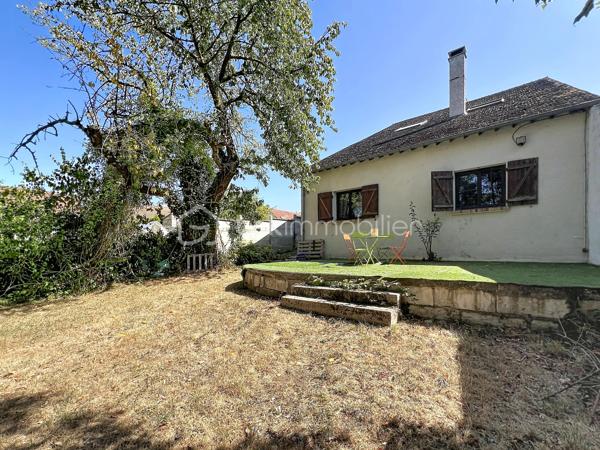 Dans un secteur calme d’Ormoy, découvrez cette belle maison familiale d’environ 160 m² habitables, implantée sur un magnifique terrain arboré de 1 735 m², offrant de beaux volumes, de nombreuses possibilités d’aménagement et un cadre de vie particulièrement agréable.

Dès l’entrée, vous serez séduits par une belle entrée de 12 m² avec rangements, qui dessert une cuisine aménagée et équipée de 14 m², complétée par une arrière-cuisine pratique pour le rangement et l’organisation du quotidien.
Le rez-de-chaussée propose également un spacieux salon/séjour double de 25 m², chaleureux et convivial, agrémenté d’une cheminée ouverte, ainsi qu’une chambre de 16 m2, idéale pour accueillir famille, invités ou aménager un espace de télétravail. Un WC complète ce niveau.
À l’étage, un couloir dessert trois chambres, offrant à chacun son espace, ainsi qu'une buanderie-dressing, une salle d’eau et un WC.
La maison bénéficie également de combles aménageables, offrant un potentiel supplémentaire intéressant selon vos envies et vos besoins : chambre, bureau, salle de jeux, espace de loisirs ou rangement.

À l’extérieur, vous profiterez d’un terrain exceptionnel de 1 735 m², véritable atout de cette propriété. À l’avant, une terrasse avec cuisine d’été et espace barbecue invite aux repas en famille ou entre amis. À l’arrière, une seconde grande terrasse s’ouvre sur un vaste jardin arboré, agrémenté notamment de nombreux arbres fruitiers, offrant un cadre verdoyant, paisible et préservé.
Côté confort, la maison est équipée d’un chauffage au gaz et de fenêtres en double vitrage.
Un emplacement pratique au quotidien : la maison bénéficie de la proximité des écoles d’Ormoy, des commerces et services de proximité, ainsi que des commerces et zones commerciales de Mennecy, Villabé et Lisses. Les accès routiers permettent également de rejoindre facilement les principaux axes du secteur. Ormoy dispose notamment de trois écoles sur la commune et de plusieurs commerces et services.
Une maison familiale aux beaux volumes, avec un terrain rare par sa superficie et son potentiel, à découvrir sans tarder !