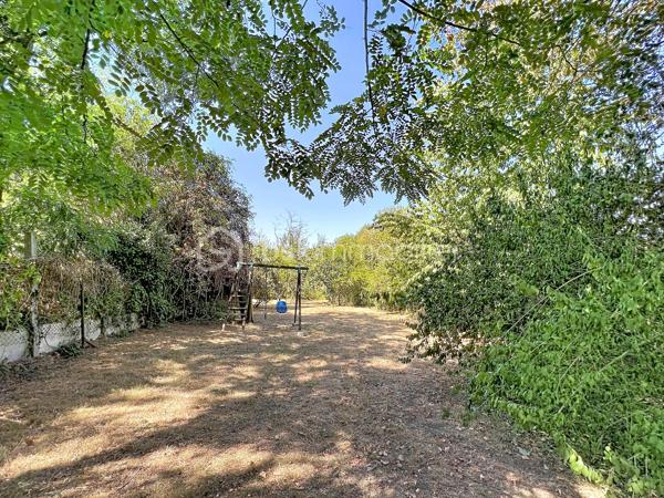 Dans un secteur calme d’Ormoy, découvrez cette belle maison familiale d’environ 160 m² habitables, implantée sur un magnifique terrain arboré de 1 735 m², offrant de beaux volumes, de nombreuses possibilités d’aménagement et un cadre de vie particulièrement agréable.

Dès l’entrée, vous serez séduits par une belle entrée de 12 m² avec rangements, qui dessert une cuisine aménagée et équipée de 14 m², complétée par une arrière-cuisine pratique pour le rangement et l’organisation du quotidien.
Le rez-de-chaussée propose également un spacieux salon/séjour double de 25 m², chaleureux et convivial, agrémenté d’une cheminée ouverte, ainsi qu’une chambre de 16 m2, idéale pour accueillir famille, invités ou aménager un espace de télétravail. Un WC complète ce niveau.
À l’étage, un couloir dessert trois chambres, offrant à chacun son espace, ainsi qu'une buanderie-dressing, une salle d’eau et un WC.
La maison bénéficie également de combles aménageables, offrant un potentiel supplémentaire intéressant selon vos envies et vos besoins : chambre, bureau, salle de jeux, espace de loisirs ou rangement.

À l’extérieur, vous profiterez d’un terrain exceptionnel de 1 735 m², véritable atout de cette propriété. À l’avant, une terrasse avec cuisine d’été et espace barbecue invite aux repas en famille ou entre amis. À l’arrière, une seconde grande terrasse s’ouvre sur un vaste jardin arboré, agrémenté notamment de nombreux arbres fruitiers, offrant un cadre verdoyant, paisible et préservé.
Côté confort, la maison est équipée d’un chauffage au gaz et de fenêtres en double vitrage.
Un emplacement pratique au quotidien : la maison bénéficie de la proximité des écoles d’Ormoy, des commerces et services de proximité, ainsi que des commerces et zones commerciales de Mennecy, Villabé et Lisses. Les accès routiers permettent également de rejoindre facilement les principaux axes du secteur. Ormoy dispose notamment de trois écoles sur la commune et de plusieurs commerces et services.
Une maison familiale aux beaux volumes, avec un terrain rare par sa superficie et son potentiel, à découvrir sans tarder !