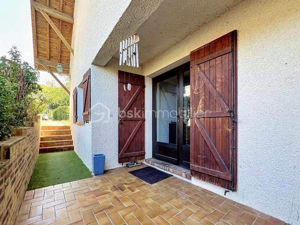 Dans un secteur calme d’Ormoy, découvrez cette belle maison familiale d’environ 160 m² habitables, implantée sur un magnifique terrain arboré de 1 735 m², offrant de beaux volumes, de nombreuses possibilités d’aménagement et un cadre de vie particulièrement agréable.

Dès l’entrée, vous serez séduits par une belle entrée de 12 m² avec rangements, qui dessert une cuisine aménagée et équipée de 14 m², complétée par une arrière-cuisine pratique pour le rangement et l’organisation du quotidien.
Le rez-de-chaussée propose également un spacieux salon/séjour double de 25 m², chaleureux et convivial, agrémenté d’une cheminée ouverte, ainsi qu’une chambre de 16 m2, idéale pour accueillir famille, invités ou aménager un espace de télétravail. Un WC complète ce niveau.
À l’étage, un couloir dessert trois chambres, offrant à chacun son espace, ainsi qu'une buanderie-dressing, une salle d’eau et un WC.
La maison bénéficie également de combles aménageables, offrant un potentiel supplémentaire intéressant selon vos envies et vos besoins : chambre, bureau, salle de jeux, espace de loisirs ou rangement.

À l’extérieur, vous profiterez d’un terrain exceptionnel de 1 735 m², véritable atout de cette propriété. À l’avant, une terrasse avec cuisine d’été et espace barbecue invite aux repas en famille ou entre amis. À l’arrière, une seconde grande terrasse s’ouvre sur un vaste jardin arboré, agrémenté notamment de nombreux arbres fruitiers, offrant un cadre verdoyant, paisible et préservé.
Côté confort, la maison est équipée d’un chauffage au gaz et de fenêtres en double vitrage.
Un emplacement pratique au quotidien : la maison bénéficie de la proximité des écoles d’Ormoy, des commerces et services de proximité, ainsi que des commerces et zones commerciales de Mennecy, Villabé et Lisses. Les accès routiers permettent également de rejoindre facilement les principaux axes du secteur. Ormoy dispose notamment de trois écoles sur la commune et de plusieurs commerces et services.
Une maison familiale aux beaux volumes, avec un terrain rare par sa superficie et son potentiel, à découvrir sans tarder !
