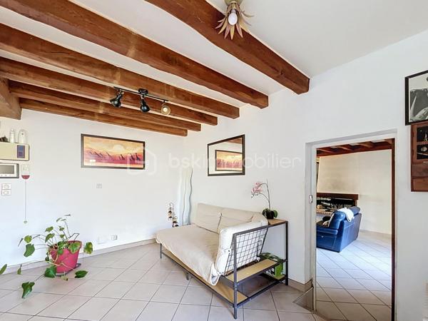 Dans un secteur calme d’Ormoy, découvrez cette belle maison familiale d’environ 160 m² habitables, implantée sur un magnifique terrain arboré de 1 735 m², offrant de beaux volumes, de nombreuses possibilités d’aménagement et un cadre de vie particulièrement agréable.

Dès l’entrée, vous serez séduits par une belle entrée de 12 m² avec rangements, qui dessert une cuisine aménagée et équipée de 14 m², complétée par une arrière-cuisine pratique pour le rangement et l’organisation du quotidien.
Le rez-de-chaussée propose également un spacieux salon/séjour double de 25 m², chaleureux et convivial, agrémenté d’une cheminée ouverte, ainsi qu’une chambre de 16 m2, idéale pour accueillir famille, invités ou aménager un espace de télétravail. Un WC complète ce niveau.
À l’étage, un couloir dessert trois chambres, offrant à chacun son espace, ainsi qu'une buanderie-dressing, une salle d’eau et un WC.
La maison bénéficie également de combles aménageables, offrant un potentiel supplémentaire intéressant selon vos envies et vos besoins : chambre, bureau, salle de jeux, espace de loisirs ou rangement.

À l’extérieur, vous profiterez d’un terrain exceptionnel de 1 735 m², véritable atout de cette propriété. À l’avant, une terrasse avec cuisine d’été et espace barbecue invite aux repas en famille ou entre amis. À l’arrière, une seconde grande terrasse s’ouvre sur un vaste jardin arboré, agrémenté notamment de nombreux arbres fruitiers, offrant un cadre verdoyant, paisible et préservé.
Côté confort, la maison est équipée d’un chauffage au gaz et de fenêtres en double vitrage.
Un emplacement pratique au quotidien : la maison bénéficie de la proximité des écoles d’Ormoy, des commerces et services de proximité, ainsi que des commerces et zones commerciales de Mennecy, Villabé et Lisses. Les accès routiers permettent également de rejoindre facilement les principaux axes du secteur. Ormoy dispose notamment de trois écoles sur la commune et de plusieurs commerces et services.
Une maison familiale aux beaux volumes, avec un terrain rare par sa superficie et son potentiel, à découvrir sans tarder !