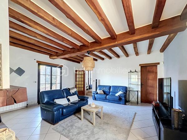 Dans un secteur calme d’Ormoy, découvrez cette belle maison familiale d’environ 160 m² habitables, implantée sur un magnifique terrain arboré de 1 735 m², offrant de beaux volumes, de nombreuses possibilités d’aménagement et un cadre de vie particulièrement agréable.

Dès l’entrée, vous serez séduits par une belle entrée de 12 m² avec rangements, qui dessert une cuisine aménagée et équipée de 14 m², complétée par une arrière-cuisine pratique pour le rangement et l’organisation du quotidien.
Le rez-de-chaussée propose également un spacieux salon/séjour double de 25 m², chaleureux et convivial, agrémenté d’une cheminée ouverte, ainsi qu’une chambre de 16 m2, idéale pour accueillir famille, invités ou aménager un espace de télétravail. Un WC complète ce niveau.
À l’étage, un couloir dessert trois chambres, offrant à chacun son espace, ainsi qu'une buanderie-dressing, une salle d’eau et un WC.
La maison bénéficie également de combles aménageables, offrant un potentiel supplémentaire intéressant selon vos envies et vos besoins : chambre, bureau, salle de jeux, espace de loisirs ou rangement.

À l’extérieur, vous profiterez d’un terrain exceptionnel de 1 735 m², véritable atout de cette propriété. À l’avant, une terrasse avec cuisine d’été et espace barbecue invite aux repas en famille ou entre amis. À l’arrière, une seconde grande terrasse s’ouvre sur un vaste jardin arboré, agrémenté notamment de nombreux arbres fruitiers, offrant un cadre verdoyant, paisible et préservé.
Côté confort, la maison est équipée d’un chauffage au gaz et de fenêtres en double vitrage.
Un emplacement pratique au quotidien : la maison bénéficie de la proximité des écoles d’Ormoy, des commerces et services de proximité, ainsi que des commerces et zones commerciales de Mennecy, Villabé et Lisses. Les accès routiers permettent également de rejoindre facilement les principaux axes du secteur. Ormoy dispose notamment de trois écoles sur la commune et de plusieurs commerces et services.
Une maison familiale aux beaux volumes, avec un terrain rare par sa superficie et son potentiel, à découvrir sans tarder !