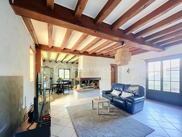 Dans un secteur calme d’Ormoy, découvrez cette belle maison familiale d’environ 160 m² habitables, implantée sur un magnifique terrain arboré de 1 735 m², offrant de beaux volumes, de nombreuses possibilités d’aménagement et un cadre de vie particulièrement agréable.

Dès l’entrée, vous serez séduits par une belle entrée de 12 m² avec rangements, qui dessert une cuisine aménagée et équipée de 14 m², complétée par une arrière-cuisine pratique pour le rangement et l’organisation du quotidien.
Le rez-de-chaussée propose également un spacieux salon/séjour double de 25 m², chaleureux et convivial, agrémenté d’une cheminée ouverte, ainsi qu’une chambre de 16 m2, idéale pour accueillir famille, invités ou aménager un espace de télétravail. Un WC complète ce niveau.
À l’étage, un couloir dessert trois chambres, offrant à chacun son espace, ainsi qu'une buanderie-dressing, une salle d’eau et un WC.
La maison bénéficie également de combles aménageables, offrant un potentiel supplémentaire intéressant selon vos envies et vos besoins : chambre, bureau, salle de jeux, espace de loisirs ou rangement.

À l’extérieur, vous profiterez d’un terrain exceptionnel de 1 735 m², véritable atout de cette propriété. À l’avant, une terrasse avec cuisine d’été et espace barbecue invite aux repas en famille ou entre amis. À l’arrière, une seconde grande terrasse s’ouvre sur un vaste jardin arboré, agrémenté notamment de nombreux arbres fruitiers, offrant un cadre verdoyant, paisible et préservé.
Côté confort, la maison est équipée d’un chauffage au gaz et de fenêtres en double vitrage.
Un emplacement pratique au quotidien : la maison bénéficie de la proximité des écoles d’Ormoy, des commerces et services de proximité, ainsi que des commerces et zones commerciales de Mennecy, Villabé et Lisses. Les accès routiers permettent également de rejoindre facilement les principaux axes du secteur. Ormoy dispose notamment de trois écoles sur la commune et de plusieurs commerces et services.
Une maison familiale aux beaux volumes, avec un terrain rare par sa superficie et son potentiel, à découvrir sans tarder !