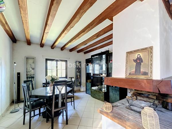 Dans un secteur calme d’Ormoy, découvrez cette belle maison familiale d’environ 160 m² habitables, implantée sur un magnifique terrain arboré de 1 735 m², offrant de beaux volumes, de nombreuses possibilités d’aménagement et un cadre de vie particulièrement agréable.

Dès l’entrée, vous serez séduits par une belle entrée de 12 m² avec rangements, qui dessert une cuisine aménagée et équipée de 14 m², complétée par une arrière-cuisine pratique pour le rangement et l’organisation du quotidien.
Le rez-de-chaussée propose également un spacieux salon/séjour double de 25 m², chaleureux et convivial, agrémenté d’une cheminée ouverte, ainsi qu’une chambre de 16 m2, idéale pour accueillir famille, invités ou aménager un espace de télétravail. Un WC complète ce niveau.
À l’étage, un couloir dessert trois chambres, offrant à chacun son espace, ainsi qu'une buanderie-dressing, une salle d’eau et un WC.
La maison bénéficie également de combles aménageables, offrant un potentiel supplémentaire intéressant selon vos envies et vos besoins : chambre, bureau, salle de jeux, espace de loisirs ou rangement.

À l’extérieur, vous profiterez d’un terrain exceptionnel de 1 735 m², véritable atout de cette propriété. À l’avant, une terrasse avec cuisine d’été et espace barbecue invite aux repas en famille ou entre amis. À l’arrière, une seconde grande terrasse s’ouvre sur un vaste jardin arboré, agrémenté notamment de nombreux arbres fruitiers, offrant un cadre verdoyant, paisible et préservé.
Côté confort, la maison est équipée d’un chauffage au gaz et de fenêtres en double vitrage.
Un emplacement pratique au quotidien : la maison bénéficie de la proximité des écoles d’Ormoy, des commerces et services de proximité, ainsi que des commerces et zones commerciales de Mennecy, Villabé et Lisses. Les accès routiers permettent également de rejoindre facilement les principaux axes du secteur. Ormoy dispose notamment de trois écoles sur la commune et de plusieurs commerces et services.
Une maison familiale aux beaux volumes, avec un terrain rare par sa superficie et son potentiel, à découvrir sans tarder !