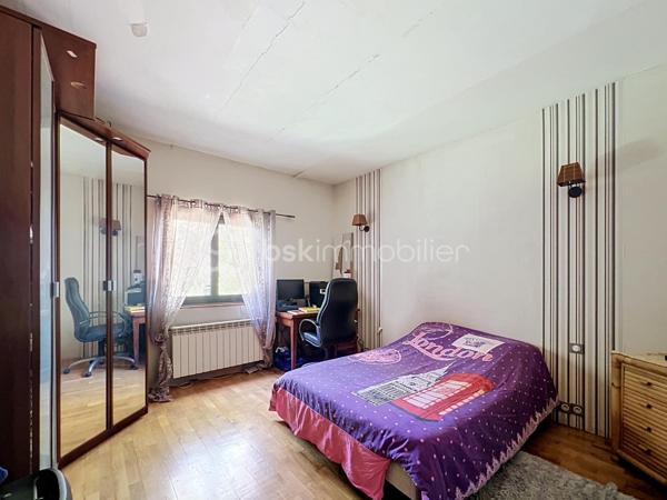 Dans un secteur calme d’Ormoy, découvrez cette belle maison familiale d’environ 160 m² habitables, implantée sur un magnifique terrain arboré de 1 735 m², offrant de beaux volumes, de nombreuses possibilités d’aménagement et un cadre de vie particulièrement agréable.

Dès l’entrée, vous serez séduits par une belle entrée de 12 m² avec rangements, qui dessert une cuisine aménagée et équipée de 14 m², complétée par une arrière-cuisine pratique pour le rangement et l’organisation du quotidien.
Le rez-de-chaussée propose également un spacieux salon/séjour double de 25 m², chaleureux et convivial, agrémenté d’une cheminée ouverte, ainsi qu’une chambre de 16 m2, idéale pour accueillir famille, invités ou aménager un espace de télétravail. Un WC complète ce niveau.
À l’étage, un couloir dessert trois chambres, offrant à chacun son espace, ainsi qu'une buanderie-dressing, une salle d’eau et un WC.
La maison bénéficie également de combles aménageables, offrant un potentiel supplémentaire intéressant selon vos envies et vos besoins : chambre, bureau, salle de jeux, espace de loisirs ou rangement.

À l’extérieur, vous profiterez d’un terrain exceptionnel de 1 735 m², véritable atout de cette propriété. À l’avant, une terrasse avec cuisine d’été et espace barbecue invite aux repas en famille ou entre amis. À l’arrière, une seconde grande terrasse s’ouvre sur un vaste jardin arboré, agrémenté notamment de nombreux arbres fruitiers, offrant un cadre verdoyant, paisible et préservé.
Côté confort, la maison est équipée d’un chauffage au gaz et de fenêtres en double vitrage.
Un emplacement pratique au quotidien : la maison bénéficie de la proximité des écoles d’Ormoy, des commerces et services de proximité, ainsi que des commerces et zones commerciales de Mennecy, Villabé et Lisses. Les accès routiers permettent également de rejoindre facilement les principaux axes du secteur. Ormoy dispose notamment de trois écoles sur la commune et de plusieurs commerces et services.
Une maison familiale aux beaux volumes, avec un terrain rare par sa superficie et son potentiel, à découvrir sans tarder !