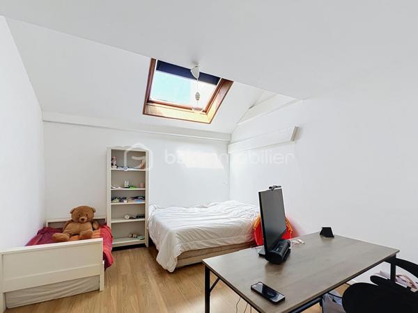 Dans un secteur calme d’Ormoy, découvrez cette belle maison familiale d’environ 160 m² habitables, implantée sur un magnifique terrain arboré de 1 735 m², offrant de beaux volumes, de nombreuses possibilités d’aménagement et un cadre de vie particulièrement agréable.

Dès l’entrée, vous serez séduits par une belle entrée de 12 m² avec rangements, qui dessert une cuisine aménagée et équipée de 14 m², complétée par une arrière-cuisine pratique pour le rangement et l’organisation du quotidien.
Le rez-de-chaussée propose également un spacieux salon/séjour double de 25 m², chaleureux et convivial, agrémenté d’une cheminée ouverte, ainsi qu’une chambre de 16 m2, idéale pour accueillir famille, invités ou aménager un espace de télétravail. Un WC complète ce niveau.
À l’étage, un couloir dessert trois chambres, offrant à chacun son espace, ainsi qu'une buanderie-dressing, une salle d’eau et un WC.
La maison bénéficie également de combles aménageables, offrant un potentiel supplémentaire intéressant selon vos envies et vos besoins : chambre, bureau, salle de jeux, espace de loisirs ou rangement.

À l’extérieur, vous profiterez d’un terrain exceptionnel de 1 735 m², véritable atout de cette propriété. À l’avant, une terrasse avec cuisine d’été et espace barbecue invite aux repas en famille ou entre amis. À l’arrière, une seconde grande terrasse s’ouvre sur un vaste jardin arboré, agrémenté notamment de nombreux arbres fruitiers, offrant un cadre verdoyant, paisible et préservé.
Côté confort, la maison est équipée d’un chauffage au gaz et de fenêtres en double vitrage.
Un emplacement pratique au quotidien : la maison bénéficie de la proximité des écoles d’Ormoy, des commerces et services de proximité, ainsi que des commerces et zones commerciales de Mennecy, Villabé et Lisses. Les accès routiers permettent également de rejoindre facilement les principaux axes du secteur. Ormoy dispose notamment de trois écoles sur la commune et de plusieurs commerces et services.
Une maison familiale aux beaux volumes, avec un terrain rare par sa superficie et son potentiel, à découvrir sans tarder !