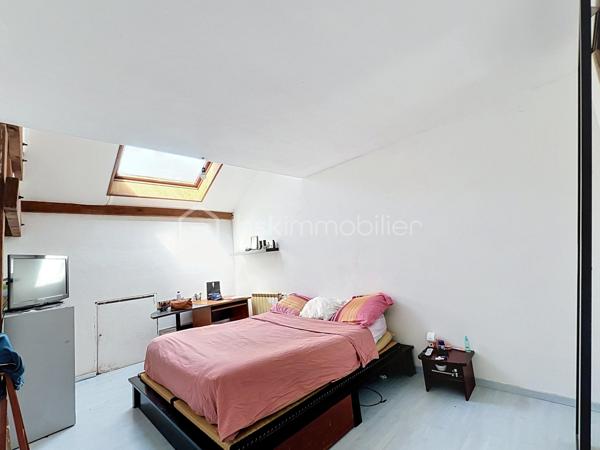 Dans un secteur calme d’Ormoy, découvrez cette belle maison familiale d’environ 160 m² habitables, implantée sur un magnifique terrain arboré de 1 735 m², offrant de beaux volumes, de nombreuses possibilités d’aménagement et un cadre de vie particulièrement agréable.

Dès l’entrée, vous serez séduits par une belle entrée de 12 m² avec rangements, qui dessert une cuisine aménagée et équipée de 14 m², complétée par une arrière-cuisine pratique pour le rangement et l’organisation du quotidien.
Le rez-de-chaussée propose également un spacieux salon/séjour double de 25 m², chaleureux et convivial, agrémenté d’une cheminée ouverte, ainsi qu’une chambre de 16 m2, idéale pour accueillir famille, invités ou aménager un espace de télétravail. Un WC complète ce niveau.
À l’étage, un couloir dessert trois chambres, offrant à chacun son espace, ainsi qu'une buanderie-dressing, une salle d’eau et un WC.
La maison bénéficie également de combles aménageables, offrant un potentiel supplémentaire intéressant selon vos envies et vos besoins : chambre, bureau, salle de jeux, espace de loisirs ou rangement.

À l’extérieur, vous profiterez d’un terrain exceptionnel de 1 735 m², véritable atout de cette propriété. À l’avant, une terrasse avec cuisine d’été et espace barbecue invite aux repas en famille ou entre amis. À l’arrière, une seconde grande terrasse s’ouvre sur un vaste jardin arboré, agrémenté notamment de nombreux arbres fruitiers, offrant un cadre verdoyant, paisible et préservé.
Côté confort, la maison est équipée d’un chauffage au gaz et de fenêtres en double vitrage.
Un emplacement pratique au quotidien : la maison bénéficie de la proximité des écoles d’Ormoy, des commerces et services de proximité, ainsi que des commerces et zones commerciales de Mennecy, Villabé et Lisses. Les accès routiers permettent également de rejoindre facilement les principaux axes du secteur. Ormoy dispose notamment de trois écoles sur la commune et de plusieurs commerces et services.
Une maison familiale aux beaux volumes, avec un terrain rare par sa superficie et son potentiel, à découvrir sans tarder !