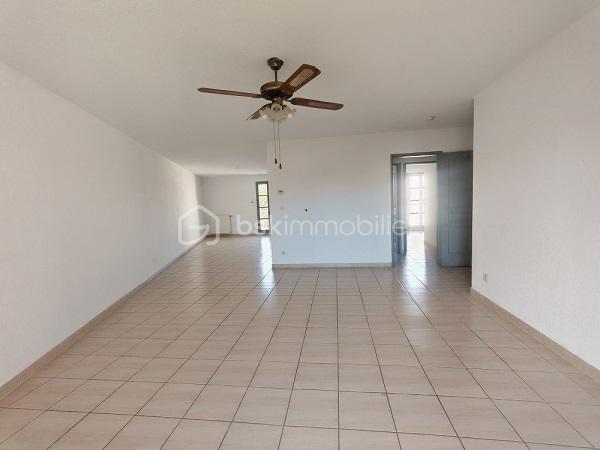 Au 3ᵉ étage d’une résidence sécurisée avec ascenseur,  très bel appartement traversant de 82 m², lumineux et calme.

Séjour donnant sur une cour intérieure 

Terrasse de 5 m²avec vue sur la cour intérieure.

2 chambres.

Salle de bain + WC séparé

Grand garage fermé accès sécurisé  de 28 m²

Résidence récente, entretenue et sécurisée.
La répartition de l’eau est comprise dans les charges.

📍 Quartier recherché du Château, à deux pas du centre-ville, des commerces et des transports.
💡 Projection 3D disponible pour mieux vous projeter !

✅ Atouts : calme, luminosité, sécurité, grand garage, ascenseur.