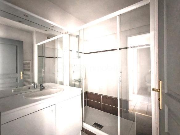 Au 3ᵉ étage d’une résidence sécurisée avec ascenseur,  très bel appartement traversant de 82 m², lumineux et calme.

Séjour donnant sur une cour intérieure 

Terrasse de 5 m²avec vue sur la cour intérieure.

2 chambres.

Salle de bain + WC séparé

Grand garage fermé accès sécurisé  de 28 m²

Résidence récente, entretenue et sécurisée.
La répartition de l’eau est comprise dans les charges.

📍 Quartier recherché du Château, à deux pas du centre-ville, des commerces et des transports.
💡 Projection 3D disponible pour mieux vous projeter !

✅ Atouts : calme, luminosité, sécurité, grand garage, ascenseur.