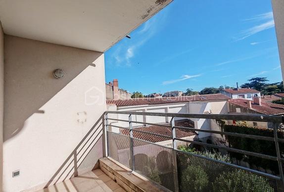 Au 3ᵉ étage d’une résidence sécurisée avec ascenseur,  très bel appartement traversant de 82 m², lumineux et calme.

Séjour donnant sur une cour intérieure 

Terrasse de 5 m²avec vue sur la cour intérieure.

2 chambres.

Salle de bain + WC séparé

Grand garage fermé accès sécurisé  de 28 m²

Résidence récente, entretenue et sécurisée.
La répartition de l’eau est comprise dans les charges.

📍 Quartier recherché du Château, à deux pas du centre-ville, des commerces et des transports.
💡 Projection 3D disponible pour mieux vous projeter !

✅ Atouts : calme, luminosité, sécurité, grand garage, ascenseur.