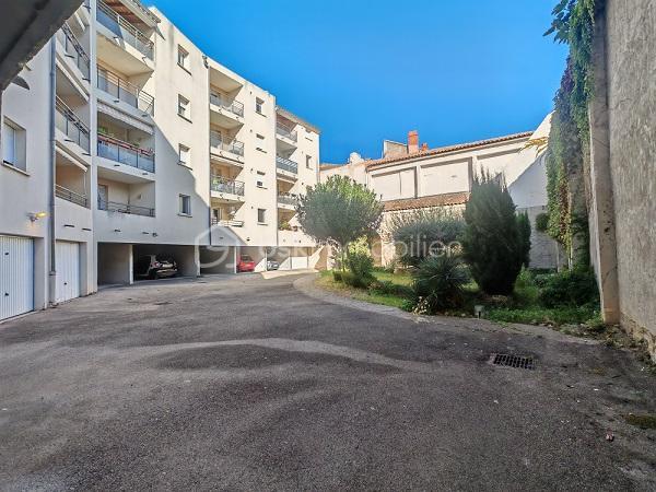 Au 3ᵉ étage d’une résidence sécurisée avec ascenseur,  très bel appartement traversant de 82 m², lumineux et calme.

Séjour donnant sur une cour intérieure 

Terrasse de 5 m²avec vue sur la cour intérieure.

2 chambres.

Salle de bain + WC séparé

Grand garage fermé accès sécurisé  de 28 m²

Résidence récente, entretenue et sécurisée.
La répartition de l’eau est comprise dans les charges.

📍 Quartier recherché du Château, à deux pas du centre-ville, des commerces et des transports.
💡 Projection 3D disponible pour mieux vous projeter !

✅ Atouts : calme, luminosité, sécurité, grand garage, ascenseur.