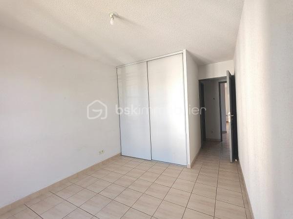 Au 3ᵉ étage d’une résidence sécurisée avec ascenseur,  très bel appartement traversant de 82 m², lumineux et calme.

Séjour donnant sur une cour intérieure 

Terrasse de 5 m²avec vue sur la cour intérieure.

2 chambres.

Salle de bain + WC séparé

Grand garage fermé accès sécurisé  de 28 m²

Résidence récente, entretenue et sécurisée.
La répartition de l’eau est comprise dans les charges.

📍 Quartier recherché du Château, à deux pas du centre-ville, des commerces et des transports.
💡 Projection 3D disponible pour mieux vous projeter !

✅ Atouts : calme, luminosité, sécurité, grand garage, ascenseur.