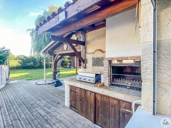 Charmante maison avec dépendances et piscine