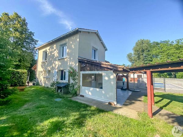 Charmante maison avec dépendances et piscine
