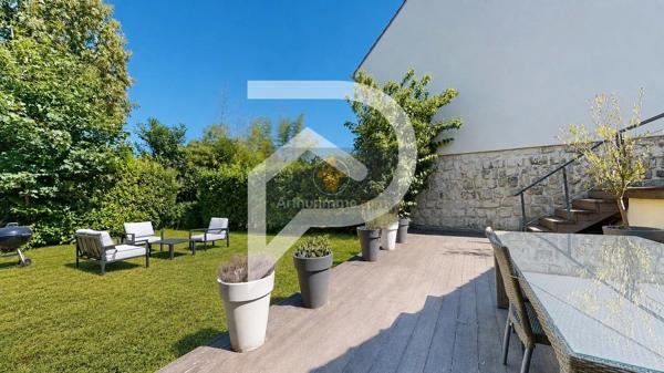 Vente                                                      Maison
                        
                     5 pièces                      96 m2                     à Le Pecq