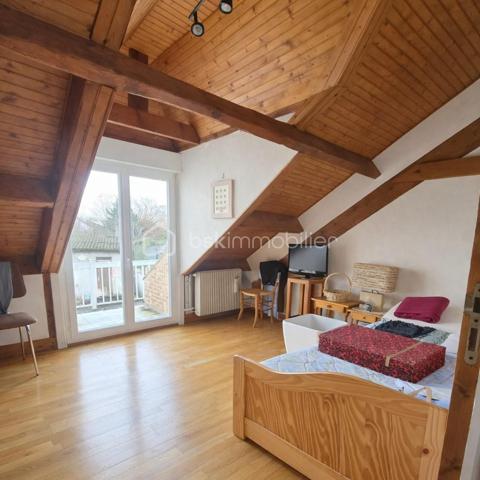 ❤️ LA VERRIÈRE (78320) – Maison individuelle de 98 m² avec jardin, 3 chambres, garage et grand balcon
Une maison familiale pleine de potentiel, avec jardin, extérieur et chambre au rez-de-chaussée !

Et si votre prochain projet de vie commençait ici ?

Découvrez cette maison individuelle d’environ 98 m² habitables, édifiée sur un terrain entièrement clos de 270 m², offrant une configuration familiale, de beaux espaces extérieurs et de nombreux espaces annexes.

Son véritable atout : une chambre au rez-de-chaussée, ainsi qu’un agencement pratique permettant de profiter au quotidien d’un espace de vie fonctionnel.

🏡 Un rez-de-chaussée fonctionnel et convivial

Dès l’entrée, vous découvrirez un séjour/salle à manger lumineux et convivial, offrant un agréable espace de vie pour partager les moments en famille ou entre amis.

La cuisine aménagée et équipée, également située au rez-de-chaussée, complète harmonieusement cet espace de vie.

Ce niveau comprend également :

une chambre au rez-de-chaussée ;
une salle d’eau ;
un WC indépendant ;
une buanderie ;
un espace de rangement pour les provisions.

Une organisation particulièrement pratique, avec les principales pièces de vie et une chambre réunies sur le même niveau.

🛏️ À l’étage : deux chambres avec accès direct au grand balcon

À l’étage, un palier dessert deux chambres confortables, chacune bénéficiant de rangements sous pente permettant d’optimiser les volumes.

Les deux chambres s’ouvrent directement sur un grand balcon, offrant une agréable vue sur le jardin et un espace extérieur supplémentaire particulièrement appréciable.

Un véritable atout pour profiter de la lumière naturelle et bénéficier d’une belle ouverture sur l’extérieur depuis l’espace nuit.

🌿 Un jardin clos pour profiter des beaux jours

À l’extérieur, vous profiterez d’un terrain entièrement clos de 270 m², agrémenté d’une agréable terrasse donnant sur le jardin.

Cet espace se prête parfaitement aux repas en extérieur, aux moments de détente en famille ou entre amis, ou encore à l’aménagement d’un agréable coin de verdure.

🚗 Garage et nombreux espaces annexes

La maison bénéficie également de plusieurs espaces annexes qui constituent un véritable atout au quotidien.

Vous disposerez notamment :

d’un garage ;
d’un bâtiment annexe non habitable situé en fond de parcelle ;
d’un abri de stockage et de rangement d’environ 14 m², idéal pour les vélos, le matériel de jardinage, l’outillage ou le stockage saisonnier.

Ces différents espaces offrent de belles possibilités de rangement et permettent de conserver un extérieur agréable et bien organisé.

✨ Un potentiel à personnaliser selon vos envies

Des travaux de rafraîchissement sont à prévoir afin de remettre la maison au goût du jour.

Cette étape permettra aux futurs propriétaires de personnaliser progressivement les espaces et de créer un intérieur qui leur ressemble.

La maison dispose déjà de nombreux atouts : une belle surface, trois chambres, une chambre au rez-de-chaussée, un jardin clos, une terrasse, un grand balcon, un garage et plusieurs espaces annexes.

Il ne reste plus qu’à lui apporter votre touche personnelle !

❤️ LES ATOUTS
Maison individuelle d’environ 98 m² habitables
Terrain entièrement clos de 270 m²
3 chambres
⭐ 1 chambre au rez-de-chaussée
Cuisine aménagée et équipée au rez-de-chaussée
Séjour / salle à manger lumineux
Salle d’eau au rez-de-cha-chaussée
Terrasse donnant sur le jardin
⭐ Grand balcon accessible directement depuis les deux chambres de l’étage
Vue sur le jardin depuis le balcon
Garage
Bâtiment annexe non habitable
Abri de stockage de 14 m²
Buanderie
Nombreux espaces de rangement
Travaux de rafraîchissement offrant un beau potentiel de personnalisation
Écoles, commerces et transports à proximité
Gare SNCF à proximité, avec liaisons vers Paris-Montparnasse, Saint-Quentin-en-Yvelines et Rambouillet
❤️ Une maison à découvrir

Avec sa configuration familiale, sa chambre au rez-de-chaussée, ses deux chambres ouvrant directement sur un grand balcon, son jardin clos, sa terrasse, son garage et ses nombreux espaces annexes, cette maison offre une combinaison particulièrement intéressante de confort, fonctionnalité et potentiel.

Une maison qui pourra évoluer au gré de vos envies et devenir un véritable lieu de vie familial, chaleureux et personnalisé.

Venez la découvrir et imaginez votre futur projet !

📍 À visiter sans tarder !