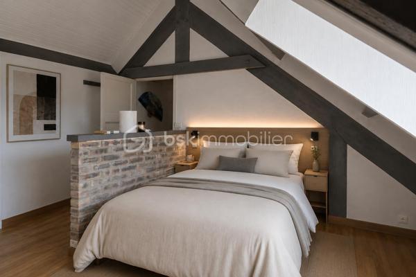 ❤️ LA VERRIÈRE (78320) – Maison individuelle de 98 m² avec jardin, 3 chambres, garage et grand balcon
Une maison familiale pleine de potentiel, avec jardin, extérieur et chambre au rez-de-chaussée !

Et si votre prochain projet de vie commençait ici ?

Découvrez cette maison individuelle d’environ 98 m² habitables, édifiée sur un terrain entièrement clos de 270 m², offrant une configuration familiale, de beaux espaces extérieurs et de nombreux espaces annexes.

Son véritable atout : une chambre au rez-de-chaussée, ainsi qu’un agencement pratique permettant de profiter au quotidien d’un espace de vie fonctionnel.

🏡 Un rez-de-chaussée fonctionnel et convivial

Dès l’entrée, vous découvrirez un séjour/salle à manger lumineux et convivial, offrant un agréable espace de vie pour partager les moments en famille ou entre amis.

La cuisine aménagée et équipée, également située au rez-de-chaussée, complète harmonieusement cet espace de vie.

Ce niveau comprend également :

une chambre au rez-de-chaussée ;
une salle d’eau ;
un WC indépendant ;
une buanderie ;
un espace de rangement pour les provisions.

Une organisation particulièrement pratique, avec les principales pièces de vie et une chambre réunies sur le même niveau.

🛏️ À l’étage : deux chambres avec accès direct au grand balcon

À l’étage, un palier dessert deux chambres confortables, chacune bénéficiant de rangements sous pente permettant d’optimiser les volumes.

Les deux chambres s’ouvrent directement sur un grand balcon, offrant une agréable vue sur le jardin et un espace extérieur supplémentaire particulièrement appréciable.

Un véritable atout pour profiter de la lumière naturelle et bénéficier d’une belle ouverture sur l’extérieur depuis l’espace nuit.

🌿 Un jardin clos pour profiter des beaux jours

À l’extérieur, vous profiterez d’un terrain entièrement clos de 270 m², agrémenté d’une agréable terrasse donnant sur le jardin.

Cet espace se prête parfaitement aux repas en extérieur, aux moments de détente en famille ou entre amis, ou encore à l’aménagement d’un agréable coin de verdure.

🚗 Garage et nombreux espaces annexes

La maison bénéficie également de plusieurs espaces annexes qui constituent un véritable atout au quotidien.

Vous disposerez notamment :

d’un garage ;
d’un bâtiment annexe non habitable situé en fond de parcelle ;
d’un abri de stockage et de rangement d’environ 14 m², idéal pour les vélos, le matériel de jardinage, l’outillage ou le stockage saisonnier.

Ces différents espaces offrent de belles possibilités de rangement et permettent de conserver un extérieur agréable et bien organisé.

✨ Un potentiel à personnaliser selon vos envies

Des travaux de rafraîchissement sont à prévoir afin de remettre la maison au goût du jour.

Cette étape permettra aux futurs propriétaires de personnaliser progressivement les espaces et de créer un intérieur qui leur ressemble.

La maison dispose déjà de nombreux atouts : une belle surface, trois chambres, une chambre au rez-de-chaussée, un jardin clos, une terrasse, un grand balcon, un garage et plusieurs espaces annexes.

Il ne reste plus qu’à lui apporter votre touche personnelle !

❤️ LES ATOUTS
Maison individuelle d’environ 98 m² habitables
Terrain entièrement clos de 270 m²
3 chambres
⭐ 1 chambre au rez-de-chaussée
Cuisine aménagée et équipée au rez-de-chaussée
Séjour / salle à manger lumineux
Salle d’eau au rez-de-cha-chaussée
Terrasse donnant sur le jardin
⭐ Grand balcon accessible directement depuis les deux chambres de l’étage
Vue sur le jardin depuis le balcon
Garage
Bâtiment annexe non habitable
Abri de stockage de 14 m²
Buanderie
Nombreux espaces de rangement
Travaux de rafraîchissement offrant un beau potentiel de personnalisation
Écoles, commerces et transports à proximité
Gare SNCF à proximité, avec liaisons vers Paris-Montparnasse, Saint-Quentin-en-Yvelines et Rambouillet
❤️ Une maison à découvrir

Avec sa configuration familiale, sa chambre au rez-de-chaussée, ses deux chambres ouvrant directement sur un grand balcon, son jardin clos, sa terrasse, son garage et ses nombreux espaces annexes, cette maison offre une combinaison particulièrement intéressante de confort, fonctionnalité et potentiel.

Une maison qui pourra évoluer au gré de vos envies et devenir un véritable lieu de vie familial, chaleureux et personnalisé.

Venez la découvrir et imaginez votre futur projet !

📍 À visiter sans tarder !
