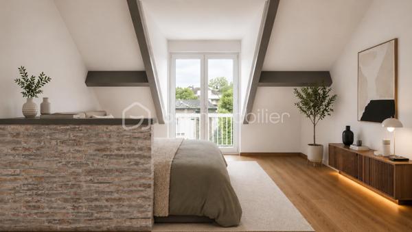 ❤️ LA VERRIÈRE (78320) – Maison individuelle de 98 m² avec jardin, 3 chambres, garage et grand balcon
Une maison familiale pleine de potentiel, avec jardin, extérieur et chambre au rez-de-chaussée !

Et si votre prochain projet de vie commençait ici ?

Découvrez cette maison individuelle d’environ 98 m² habitables, édifiée sur un terrain entièrement clos de 270 m², offrant une configuration familiale, de beaux espaces extérieurs et de nombreux espaces annexes.

Son véritable atout : une chambre au rez-de-chaussée, ainsi qu’un agencement pratique permettant de profiter au quotidien d’un espace de vie fonctionnel.

🏡 Un rez-de-chaussée fonctionnel et convivial

Dès l’entrée, vous découvrirez un séjour/salle à manger lumineux et convivial, offrant un agréable espace de vie pour partager les moments en famille ou entre amis.

La cuisine aménagée et équipée, également située au rez-de-chaussée, complète harmonieusement cet espace de vie.

Ce niveau comprend également :

une chambre au rez-de-chaussée ;
une salle d’eau ;
un WC indépendant ;
une buanderie ;
un espace de rangement pour les provisions.

Une organisation particulièrement pratique, avec les principales pièces de vie et une chambre réunies sur le même niveau.

🛏️ À l’étage : deux chambres avec accès direct au grand balcon

À l’étage, un palier dessert deux chambres confortables, chacune bénéficiant de rangements sous pente permettant d’optimiser les volumes.

Les deux chambres s’ouvrent directement sur un grand balcon, offrant une agréable vue sur le jardin et un espace extérieur supplémentaire particulièrement appréciable.

Un véritable atout pour profiter de la lumière naturelle et bénéficier d’une belle ouverture sur l’extérieur depuis l’espace nuit.

🌿 Un jardin clos pour profiter des beaux jours

À l’extérieur, vous profiterez d’un terrain entièrement clos de 270 m², agrémenté d’une agréable terrasse donnant sur le jardin.

Cet espace se prête parfaitement aux repas en extérieur, aux moments de détente en famille ou entre amis, ou encore à l’aménagement d’un agréable coin de verdure.

🚗 Garage et nombreux espaces annexes

La maison bénéficie également de plusieurs espaces annexes qui constituent un véritable atout au quotidien.

Vous disposerez notamment :

d’un garage ;
d’un bâtiment annexe non habitable situé en fond de parcelle ;
d’un abri de stockage et de rangement d’environ 14 m², idéal pour les vélos, le matériel de jardinage, l’outillage ou le stockage saisonnier.

Ces différents espaces offrent de belles possibilités de rangement et permettent de conserver un extérieur agréable et bien organisé.

✨ Un potentiel à personnaliser selon vos envies

Des travaux de rafraîchissement sont à prévoir afin de remettre la maison au goût du jour.

Cette étape permettra aux futurs propriétaires de personnaliser progressivement les espaces et de créer un intérieur qui leur ressemble.

La maison dispose déjà de nombreux atouts : une belle surface, trois chambres, une chambre au rez-de-chaussée, un jardin clos, une terrasse, un grand balcon, un garage et plusieurs espaces annexes.

Il ne reste plus qu’à lui apporter votre touche personnelle !

❤️ LES ATOUTS
Maison individuelle d’environ 98 m² habitables
Terrain entièrement clos de 270 m²
3 chambres
⭐ 1 chambre au rez-de-chaussée
Cuisine aménagée et équipée au rez-de-chaussée
Séjour / salle à manger lumineux
Salle d’eau au rez-de-cha-chaussée
Terrasse donnant sur le jardin
⭐ Grand balcon accessible directement depuis les deux chambres de l’étage
Vue sur le jardin depuis le balcon
Garage
Bâtiment annexe non habitable
Abri de stockage de 14 m²
Buanderie
Nombreux espaces de rangement
Travaux de rafraîchissement offrant un beau potentiel de personnalisation
Écoles, commerces et transports à proximité
Gare SNCF à proximité, avec liaisons vers Paris-Montparnasse, Saint-Quentin-en-Yvelines et Rambouillet
❤️ Une maison à découvrir

Avec sa configuration familiale, sa chambre au rez-de-chaussée, ses deux chambres ouvrant directement sur un grand balcon, son jardin clos, sa terrasse, son garage et ses nombreux espaces annexes, cette maison offre une combinaison particulièrement intéressante de confort, fonctionnalité et potentiel.

Une maison qui pourra évoluer au gré de vos envies et devenir un véritable lieu de vie familial, chaleureux et personnalisé.

Venez la découvrir et imaginez votre futur projet !

📍 À visiter sans tarder !