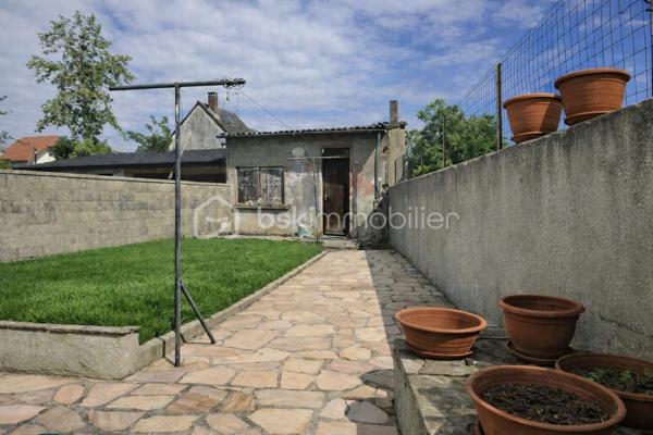 ❤️ LA VERRIÈRE (78320) – Maison individuelle de 98 m² avec jardin, 3 chambres, garage et grand balcon
Une maison familiale pleine de potentiel, avec jardin, extérieur et chambre au rez-de-chaussée !

Et si votre prochain projet de vie commençait ici ?

Découvrez cette maison individuelle d’environ 98 m² habitables, édifiée sur un terrain entièrement clos de 270 m², offrant une configuration familiale, de beaux espaces extérieurs et de nombreux espaces annexes.

Son véritable atout : une chambre au rez-de-chaussée, ainsi qu’un agencement pratique permettant de profiter au quotidien d’un espace de vie fonctionnel.

🏡 Un rez-de-chaussée fonctionnel et convivial

Dès l’entrée, vous découvrirez un séjour/salle à manger lumineux et convivial, offrant un agréable espace de vie pour partager les moments en famille ou entre amis.

La cuisine aménagée et équipée, également située au rez-de-chaussée, complète harmonieusement cet espace de vie.

Ce niveau comprend également :

une chambre au rez-de-chaussée ;
une salle d’eau ;
un WC indépendant ;
une buanderie ;
un espace de rangement pour les provisions.

Une organisation particulièrement pratique, avec les principales pièces de vie et une chambre réunies sur le même niveau.

🛏️ À l’étage : deux chambres avec accès direct au grand balcon

À l’étage, un palier dessert deux chambres confortables, chacune bénéficiant de rangements sous pente permettant d’optimiser les volumes.

Les deux chambres s’ouvrent directement sur un grand balcon, offrant une agréable vue sur le jardin et un espace extérieur supplémentaire particulièrement appréciable.

Un véritable atout pour profiter de la lumière naturelle et bénéficier d’une belle ouverture sur l’extérieur depuis l’espace nuit.

🌿 Un jardin clos pour profiter des beaux jours

À l’extérieur, vous profiterez d’un terrain entièrement clos de 270 m², agrémenté d’une agréable terrasse donnant sur le jardin.

Cet espace se prête parfaitement aux repas en extérieur, aux moments de détente en famille ou entre amis, ou encore à l’aménagement d’un agréable coin de verdure.

🚗 Garage et nombreux espaces annexes

La maison bénéficie également de plusieurs espaces annexes qui constituent un véritable atout au quotidien.

Vous disposerez notamment :

d’un garage ;
d’un bâtiment annexe non habitable situé en fond de parcelle ;
d’un abri de stockage et de rangement d’environ 14 m², idéal pour les vélos, le matériel de jardinage, l’outillage ou le stockage saisonnier.

Ces différents espaces offrent de belles possibilités de rangement et permettent de conserver un extérieur agréable et bien organisé.

✨ Un potentiel à personnaliser selon vos envies

Des travaux de rafraîchissement sont à prévoir afin de remettre la maison au goût du jour.

Cette étape permettra aux futurs propriétaires de personnaliser progressivement les espaces et de créer un intérieur qui leur ressemble.

La maison dispose déjà de nombreux atouts : une belle surface, trois chambres, une chambre au rez-de-chaussée, un jardin clos, une terrasse, un grand balcon, un garage et plusieurs espaces annexes.

Il ne reste plus qu’à lui apporter votre touche personnelle !

❤️ LES ATOUTS
Maison individuelle d’environ 98 m² habitables
Terrain entièrement clos de 270 m²
3 chambres
⭐ 1 chambre au rez-de-chaussée
Cuisine aménagée et équipée au rez-de-chaussée
Séjour / salle à manger lumineux
Salle d’eau au rez-de-cha-chaussée
Terrasse donnant sur le jardin
⭐ Grand balcon accessible directement depuis les deux chambres de l’étage
Vue sur le jardin depuis le balcon
Garage
Bâtiment annexe non habitable
Abri de stockage de 14 m²
Buanderie
Nombreux espaces de rangement
Travaux de rafraîchissement offrant un beau potentiel de personnalisation
Écoles, commerces et transports à proximité
Gare SNCF à proximité, avec liaisons vers Paris-Montparnasse, Saint-Quentin-en-Yvelines et Rambouillet
❤️ Une maison à découvrir

Avec sa configuration familiale, sa chambre au rez-de-chaussée, ses deux chambres ouvrant directement sur un grand balcon, son jardin clos, sa terrasse, son garage et ses nombreux espaces annexes, cette maison offre une combinaison particulièrement intéressante de confort, fonctionnalité et potentiel.

Une maison qui pourra évoluer au gré de vos envies et devenir un véritable lieu de vie familial, chaleureux et personnalisé.

Venez la découvrir et imaginez votre futur projet !

📍 À visiter sans tarder !