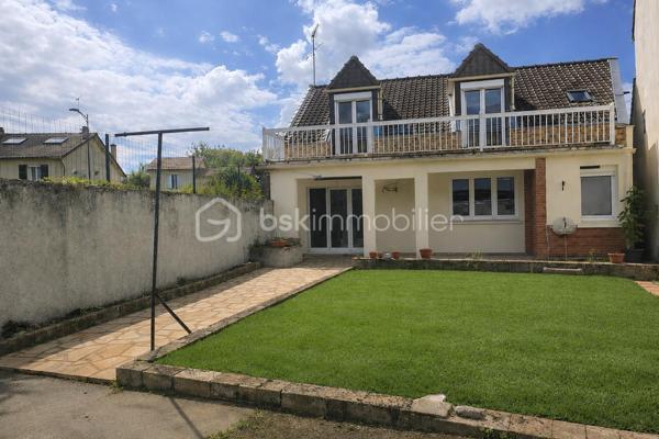 ❤️ LA VERRIÈRE (78320) – Maison individuelle de 98 m² avec jardin, 3 chambres, garage et grand balcon
Une maison familiale pleine de potentiel, avec jardin, extérieur et chambre au rez-de-chaussée !

Et si votre prochain projet de vie commençait ici ?

Découvrez cette maison individuelle d’environ 98 m² habitables, édifiée sur un terrain entièrement clos de 270 m², offrant une configuration familiale, de beaux espaces extérieurs et de nombreux espaces annexes.

Son véritable atout : une chambre au rez-de-chaussée, ainsi qu’un agencement pratique permettant de profiter au quotidien d’un espace de vie fonctionnel.

🏡 Un rez-de-chaussée fonctionnel et convivial

Dès l’entrée, vous découvrirez un séjour/salle à manger lumineux et convivial, offrant un agréable espace de vie pour partager les moments en famille ou entre amis.

La cuisine aménagée et équipée, également située au rez-de-chaussée, complète harmonieusement cet espace de vie.

Ce niveau comprend également :

une chambre au rez-de-chaussée ;
une salle d’eau ;
un WC indépendant ;
une buanderie ;
un espace de rangement pour les provisions.

Une organisation particulièrement pratique, avec les principales pièces de vie et une chambre réunies sur le même niveau.

🛏️ À l’étage : deux chambres avec accès direct au grand balcon

À l’étage, un palier dessert deux chambres confortables, chacune bénéficiant de rangements sous pente permettant d’optimiser les volumes.

Les deux chambres s’ouvrent directement sur un grand balcon, offrant une agréable vue sur le jardin et un espace extérieur supplémentaire particulièrement appréciable.

Un véritable atout pour profiter de la lumière naturelle et bénéficier d’une belle ouverture sur l’extérieur depuis l’espace nuit.

🌿 Un jardin clos pour profiter des beaux jours

À l’extérieur, vous profiterez d’un terrain entièrement clos de 270 m², agrémenté d’une agréable terrasse donnant sur le jardin.

Cet espace se prête parfaitement aux repas en extérieur, aux moments de détente en famille ou entre amis, ou encore à l’aménagement d’un agréable coin de verdure.

🚗 Garage et nombreux espaces annexes

La maison bénéficie également de plusieurs espaces annexes qui constituent un véritable atout au quotidien.

Vous disposerez notamment :

d’un garage ;
d’un bâtiment annexe non habitable situé en fond de parcelle ;
d’un abri de stockage et de rangement d’environ 14 m², idéal pour les vélos, le matériel de jardinage, l’outillage ou le stockage saisonnier.

Ces différents espaces offrent de belles possibilités de rangement et permettent de conserver un extérieur agréable et bien organisé.

✨ Un potentiel à personnaliser selon vos envies

Des travaux de rafraîchissement sont à prévoir afin de remettre la maison au goût du jour.

Cette étape permettra aux futurs propriétaires de personnaliser progressivement les espaces et de créer un intérieur qui leur ressemble.

La maison dispose déjà de nombreux atouts : une belle surface, trois chambres, une chambre au rez-de-chaussée, un jardin clos, une terrasse, un grand balcon, un garage et plusieurs espaces annexes.

Il ne reste plus qu’à lui apporter votre touche personnelle !

❤️ LES ATOUTS
Maison individuelle d’environ 98 m² habitables
Terrain entièrement clos de 270 m²
3 chambres
⭐ 1 chambre au rez-de-chaussée
Cuisine aménagée et équipée au rez-de-chaussée
Séjour / salle à manger lumineux
Salle d’eau au rez-de-cha-chaussée
Terrasse donnant sur le jardin
⭐ Grand balcon accessible directement depuis les deux chambres de l’étage
Vue sur le jardin depuis le balcon
Garage
Bâtiment annexe non habitable
Abri de stockage de 14 m²
Buanderie
Nombreux espaces de rangement
Travaux de rafraîchissement offrant un beau potentiel de personnalisation
Écoles, commerces et transports à proximité
Gare SNCF à proximité, avec liaisons vers Paris-Montparnasse, Saint-Quentin-en-Yvelines et Rambouillet
❤️ Une maison à découvrir

Avec sa configuration familiale, sa chambre au rez-de-chaussée, ses deux chambres ouvrant directement sur un grand balcon, son jardin clos, sa terrasse, son garage et ses nombreux espaces annexes, cette maison offre une combinaison particulièrement intéressante de confort, fonctionnalité et potentiel.

Une maison qui pourra évoluer au gré de vos envies et devenir un véritable lieu de vie familial, chaleureux et personnalisé.

Venez la découvrir et imaginez votre futur projet !

📍 À visiter sans tarder !