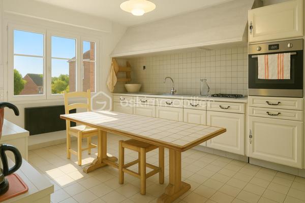 ❤️ LA VERRIÈRE (78320) – Maison individuelle de 98 m² avec jardin, 3 chambres, garage et grand balcon
Une maison familiale pleine de potentiel, avec jardin, extérieur et chambre au rez-de-chaussée !

Et si votre prochain projet de vie commençait ici ?

Découvrez cette maison individuelle d’environ 98 m² habitables, édifiée sur un terrain entièrement clos de 270 m², offrant une configuration familiale, de beaux espaces extérieurs et de nombreux espaces annexes.

Son véritable atout : une chambre au rez-de-chaussée, ainsi qu’un agencement pratique permettant de profiter au quotidien d’un espace de vie fonctionnel.

🏡 Un rez-de-chaussée fonctionnel et convivial

Dès l’entrée, vous découvrirez un séjour/salle à manger lumineux et convivial, offrant un agréable espace de vie pour partager les moments en famille ou entre amis.

La cuisine aménagée et équipée, également située au rez-de-chaussée, complète harmonieusement cet espace de vie.

Ce niveau comprend également :

une chambre au rez-de-chaussée ;
une salle d’eau ;
un WC indépendant ;
une buanderie ;
un espace de rangement pour les provisions.

Une organisation particulièrement pratique, avec les principales pièces de vie et une chambre réunies sur le même niveau.

🛏️ À l’étage : deux chambres avec accès direct au grand balcon

À l’étage, un palier dessert deux chambres confortables, chacune bénéficiant de rangements sous pente permettant d’optimiser les volumes.

Les deux chambres s’ouvrent directement sur un grand balcon, offrant une agréable vue sur le jardin et un espace extérieur supplémentaire particulièrement appréciable.

Un véritable atout pour profiter de la lumière naturelle et bénéficier d’une belle ouverture sur l’extérieur depuis l’espace nuit.

🌿 Un jardin clos pour profiter des beaux jours

À l’extérieur, vous profiterez d’un terrain entièrement clos de 270 m², agrémenté d’une agréable terrasse donnant sur le jardin.

Cet espace se prête parfaitement aux repas en extérieur, aux moments de détente en famille ou entre amis, ou encore à l’aménagement d’un agréable coin de verdure.

🚗 Garage et nombreux espaces annexes

La maison bénéficie également de plusieurs espaces annexes qui constituent un véritable atout au quotidien.

Vous disposerez notamment :

d’un garage ;
d’un bâtiment annexe non habitable situé en fond de parcelle ;
d’un abri de stockage et de rangement d’environ 14 m², idéal pour les vélos, le matériel de jardinage, l’outillage ou le stockage saisonnier.

Ces différents espaces offrent de belles possibilités de rangement et permettent de conserver un extérieur agréable et bien organisé.

✨ Un potentiel à personnaliser selon vos envies

Des travaux de rafraîchissement sont à prévoir afin de remettre la maison au goût du jour.

Cette étape permettra aux futurs propriétaires de personnaliser progressivement les espaces et de créer un intérieur qui leur ressemble.

La maison dispose déjà de nombreux atouts : une belle surface, trois chambres, une chambre au rez-de-chaussée, un jardin clos, une terrasse, un grand balcon, un garage et plusieurs espaces annexes.

Il ne reste plus qu’à lui apporter votre touche personnelle !

❤️ LES ATOUTS
Maison individuelle d’environ 98 m² habitables
Terrain entièrement clos de 270 m²
3 chambres
⭐ 1 chambre au rez-de-chaussée
Cuisine aménagée et équipée au rez-de-chaussée
Séjour / salle à manger lumineux
Salle d’eau au rez-de-cha-chaussée
Terrasse donnant sur le jardin
⭐ Grand balcon accessible directement depuis les deux chambres de l’étage
Vue sur le jardin depuis le balcon
Garage
Bâtiment annexe non habitable
Abri de stockage de 14 m²
Buanderie
Nombreux espaces de rangement
Travaux de rafraîchissement offrant un beau potentiel de personnalisation
Écoles, commerces et transports à proximité
Gare SNCF à proximité, avec liaisons vers Paris-Montparnasse, Saint-Quentin-en-Yvelines et Rambouillet
❤️ Une maison à découvrir

Avec sa configuration familiale, sa chambre au rez-de-chaussée, ses deux chambres ouvrant directement sur un grand balcon, son jardin clos, sa terrasse, son garage et ses nombreux espaces annexes, cette maison offre une combinaison particulièrement intéressante de confort, fonctionnalité et potentiel.

Une maison qui pourra évoluer au gré de vos envies et devenir un véritable lieu de vie familial, chaleureux et personnalisé.

Venez la découvrir et imaginez votre futur projet !

📍 À visiter sans tarder !