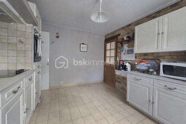 ❤️ LA VERRIÈRE (78320) – Maison individuelle de 98 m² avec jardin, 3 chambres, garage et grand balcon
Une maison familiale pleine de potentiel, avec jardin, extérieur et chambre au rez-de-chaussée !

Et si votre prochain projet de vie commençait ici ?

Découvrez cette maison individuelle d’environ 98 m² habitables, édifiée sur un terrain entièrement clos de 270 m², offrant une configuration familiale, de beaux espaces extérieurs et de nombreux espaces annexes.

Son véritable atout : une chambre au rez-de-chaussée, ainsi qu’un agencement pratique permettant de profiter au quotidien d’un espace de vie fonctionnel.

🏡 Un rez-de-chaussée fonctionnel et convivial

Dès l’entrée, vous découvrirez un séjour/salle à manger lumineux et convivial, offrant un agréable espace de vie pour partager les moments en famille ou entre amis.

La cuisine aménagée et équipée, également située au rez-de-chaussée, complète harmonieusement cet espace de vie.

Ce niveau comprend également :

une chambre au rez-de-chaussée ;
une salle d’eau ;
un WC indépendant ;
une buanderie ;
un espace de rangement pour les provisions.

Une organisation particulièrement pratique, avec les principales pièces de vie et une chambre réunies sur le même niveau.

🛏️ À l’étage : deux chambres avec accès direct au grand balcon

À l’étage, un palier dessert deux chambres confortables, chacune bénéficiant de rangements sous pente permettant d’optimiser les volumes.

Les deux chambres s’ouvrent directement sur un grand balcon, offrant une agréable vue sur le jardin et un espace extérieur supplémentaire particulièrement appréciable.

Un véritable atout pour profiter de la lumière naturelle et bénéficier d’une belle ouverture sur l’extérieur depuis l’espace nuit.

🌿 Un jardin clos pour profiter des beaux jours

À l’extérieur, vous profiterez d’un terrain entièrement clos de 270 m², agrémenté d’une agréable terrasse donnant sur le jardin.

Cet espace se prête parfaitement aux repas en extérieur, aux moments de détente en famille ou entre amis, ou encore à l’aménagement d’un agréable coin de verdure.

🚗 Garage et nombreux espaces annexes

La maison bénéficie également de plusieurs espaces annexes qui constituent un véritable atout au quotidien.

Vous disposerez notamment :

d’un garage ;
d’un bâtiment annexe non habitable situé en fond de parcelle ;
d’un abri de stockage et de rangement d’environ 14 m², idéal pour les vélos, le matériel de jardinage, l’outillage ou le stockage saisonnier.

Ces différents espaces offrent de belles possibilités de rangement et permettent de conserver un extérieur agréable et bien organisé.

✨ Un potentiel à personnaliser selon vos envies

Des travaux de rafraîchissement sont à prévoir afin de remettre la maison au goût du jour.

Cette étape permettra aux futurs propriétaires de personnaliser progressivement les espaces et de créer un intérieur qui leur ressemble.

La maison dispose déjà de nombreux atouts : une belle surface, trois chambres, une chambre au rez-de-chaussée, un jardin clos, une terrasse, un grand balcon, un garage et plusieurs espaces annexes.

Il ne reste plus qu’à lui apporter votre touche personnelle !

❤️ LES ATOUTS
Maison individuelle d’environ 98 m² habitables
Terrain entièrement clos de 270 m²
3 chambres
⭐ 1 chambre au rez-de-chaussée
Cuisine aménagée et équipée au rez-de-chaussée
Séjour / salle à manger lumineux
Salle d’eau au rez-de-cha-chaussée
Terrasse donnant sur le jardin
⭐ Grand balcon accessible directement depuis les deux chambres de l’étage
Vue sur le jardin depuis le balcon
Garage
Bâtiment annexe non habitable
Abri de stockage de 14 m²
Buanderie
Nombreux espaces de rangement
Travaux de rafraîchissement offrant un beau potentiel de personnalisation
Écoles, commerces et transports à proximité
Gare SNCF à proximité, avec liaisons vers Paris-Montparnasse, Saint-Quentin-en-Yvelines et Rambouillet
❤️ Une maison à découvrir

Avec sa configuration familiale, sa chambre au rez-de-chaussée, ses deux chambres ouvrant directement sur un grand balcon, son jardin clos, sa terrasse, son garage et ses nombreux espaces annexes, cette maison offre une combinaison particulièrement intéressante de confort, fonctionnalité et potentiel.

Une maison qui pourra évoluer au gré de vos envies et devenir un véritable lieu de vie familial, chaleureux et personnalisé.

Venez la découvrir et imaginez votre futur projet !

📍 À visiter sans tarder !