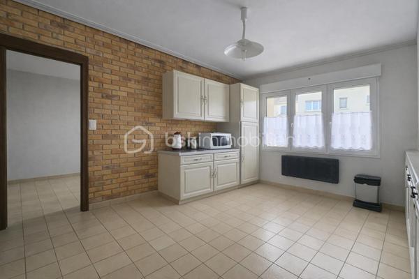 ❤️ LA VERRIÈRE (78320) – Maison individuelle de 98 m² avec jardin, 3 chambres, garage et grand balcon
Une maison familiale pleine de potentiel, avec jardin, extérieur et chambre au rez-de-chaussée !

Et si votre prochain projet de vie commençait ici ?

Découvrez cette maison individuelle d’environ 98 m² habitables, édifiée sur un terrain entièrement clos de 270 m², offrant une configuration familiale, de beaux espaces extérieurs et de nombreux espaces annexes.

Son véritable atout : une chambre au rez-de-chaussée, ainsi qu’un agencement pratique permettant de profiter au quotidien d’un espace de vie fonctionnel.

🏡 Un rez-de-chaussée fonctionnel et convivial

Dès l’entrée, vous découvrirez un séjour/salle à manger lumineux et convivial, offrant un agréable espace de vie pour partager les moments en famille ou entre amis.

La cuisine aménagée et équipée, également située au rez-de-chaussée, complète harmonieusement cet espace de vie.

Ce niveau comprend également :

une chambre au rez-de-chaussée ;
une salle d’eau ;
un WC indépendant ;
une buanderie ;
un espace de rangement pour les provisions.

Une organisation particulièrement pratique, avec les principales pièces de vie et une chambre réunies sur le même niveau.

🛏️ À l’étage : deux chambres avec accès direct au grand balcon

À l’étage, un palier dessert deux chambres confortables, chacune bénéficiant de rangements sous pente permettant d’optimiser les volumes.

Les deux chambres s’ouvrent directement sur un grand balcon, offrant une agréable vue sur le jardin et un espace extérieur supplémentaire particulièrement appréciable.

Un véritable atout pour profiter de la lumière naturelle et bénéficier d’une belle ouverture sur l’extérieur depuis l’espace nuit.

🌿 Un jardin clos pour profiter des beaux jours

À l’extérieur, vous profiterez d’un terrain entièrement clos de 270 m², agrémenté d’une agréable terrasse donnant sur le jardin.

Cet espace se prête parfaitement aux repas en extérieur, aux moments de détente en famille ou entre amis, ou encore à l’aménagement d’un agréable coin de verdure.

🚗 Garage et nombreux espaces annexes

La maison bénéficie également de plusieurs espaces annexes qui constituent un véritable atout au quotidien.

Vous disposerez notamment :

d’un garage ;
d’un bâtiment annexe non habitable situé en fond de parcelle ;
d’un abri de stockage et de rangement d’environ 14 m², idéal pour les vélos, le matériel de jardinage, l’outillage ou le stockage saisonnier.

Ces différents espaces offrent de belles possibilités de rangement et permettent de conserver un extérieur agréable et bien organisé.

✨ Un potentiel à personnaliser selon vos envies

Des travaux de rafraîchissement sont à prévoir afin de remettre la maison au goût du jour.

Cette étape permettra aux futurs propriétaires de personnaliser progressivement les espaces et de créer un intérieur qui leur ressemble.

La maison dispose déjà de nombreux atouts : une belle surface, trois chambres, une chambre au rez-de-chaussée, un jardin clos, une terrasse, un grand balcon, un garage et plusieurs espaces annexes.

Il ne reste plus qu’à lui apporter votre touche personnelle !

❤️ LES ATOUTS
Maison individuelle d’environ 98 m² habitables
Terrain entièrement clos de 270 m²
3 chambres
⭐ 1 chambre au rez-de-chaussée
Cuisine aménagée et équipée au rez-de-chaussée
Séjour / salle à manger lumineux
Salle d’eau au rez-de-cha-chaussée
Terrasse donnant sur le jardin
⭐ Grand balcon accessible directement depuis les deux chambres de l’étage
Vue sur le jardin depuis le balcon
Garage
Bâtiment annexe non habitable
Abri de stockage de 14 m²
Buanderie
Nombreux espaces de rangement
Travaux de rafraîchissement offrant un beau potentiel de personnalisation
Écoles, commerces et transports à proximité
Gare SNCF à proximité, avec liaisons vers Paris-Montparnasse, Saint-Quentin-en-Yvelines et Rambouillet
❤️ Une maison à découvrir

Avec sa configuration familiale, sa chambre au rez-de-chaussée, ses deux chambres ouvrant directement sur un grand balcon, son jardin clos, sa terrasse, son garage et ses nombreux espaces annexes, cette maison offre une combinaison particulièrement intéressante de confort, fonctionnalité et potentiel.

Une maison qui pourra évoluer au gré de vos envies et devenir un véritable lieu de vie familial, chaleureux et personnalisé.

Venez la découvrir et imaginez votre futur projet !

📍 À visiter sans tarder !