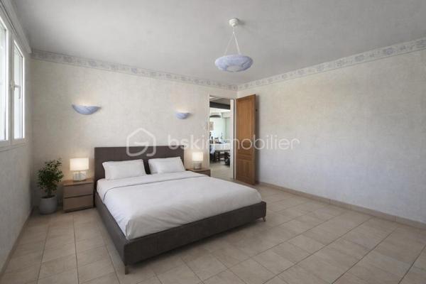 ❤️ LA VERRIÈRE (78320) – Maison individuelle de 98 m² avec jardin, 3 chambres, garage et grand balcon
Une maison familiale pleine de potentiel, avec jardin, extérieur et chambre au rez-de-chaussée !

Et si votre prochain projet de vie commençait ici ?

Découvrez cette maison individuelle d’environ 98 m² habitables, édifiée sur un terrain entièrement clos de 270 m², offrant une configuration familiale, de beaux espaces extérieurs et de nombreux espaces annexes.

Son véritable atout : une chambre au rez-de-chaussée, ainsi qu’un agencement pratique permettant de profiter au quotidien d’un espace de vie fonctionnel.

🏡 Un rez-de-chaussée fonctionnel et convivial

Dès l’entrée, vous découvrirez un séjour/salle à manger lumineux et convivial, offrant un agréable espace de vie pour partager les moments en famille ou entre amis.

La cuisine aménagée et équipée, également située au rez-de-chaussée, complète harmonieusement cet espace de vie.

Ce niveau comprend également :

une chambre au rez-de-chaussée ;
une salle d’eau ;
un WC indépendant ;
une buanderie ;
un espace de rangement pour les provisions.

Une organisation particulièrement pratique, avec les principales pièces de vie et une chambre réunies sur le même niveau.

🛏️ À l’étage : deux chambres avec accès direct au grand balcon

À l’étage, un palier dessert deux chambres confortables, chacune bénéficiant de rangements sous pente permettant d’optimiser les volumes.

Les deux chambres s’ouvrent directement sur un grand balcon, offrant une agréable vue sur le jardin et un espace extérieur supplémentaire particulièrement appréciable.

Un véritable atout pour profiter de la lumière naturelle et bénéficier d’une belle ouverture sur l’extérieur depuis l’espace nuit.

🌿 Un jardin clos pour profiter des beaux jours

À l’extérieur, vous profiterez d’un terrain entièrement clos de 270 m², agrémenté d’une agréable terrasse donnant sur le jardin.

Cet espace se prête parfaitement aux repas en extérieur, aux moments de détente en famille ou entre amis, ou encore à l’aménagement d’un agréable coin de verdure.

🚗 Garage et nombreux espaces annexes

La maison bénéficie également de plusieurs espaces annexes qui constituent un véritable atout au quotidien.

Vous disposerez notamment :

d’un garage ;
d’un bâtiment annexe non habitable situé en fond de parcelle ;
d’un abri de stockage et de rangement d’environ 14 m², idéal pour les vélos, le matériel de jardinage, l’outillage ou le stockage saisonnier.

Ces différents espaces offrent de belles possibilités de rangement et permettent de conserver un extérieur agréable et bien organisé.

✨ Un potentiel à personnaliser selon vos envies

Des travaux de rafraîchissement sont à prévoir afin de remettre la maison au goût du jour.

Cette étape permettra aux futurs propriétaires de personnaliser progressivement les espaces et de créer un intérieur qui leur ressemble.

La maison dispose déjà de nombreux atouts : une belle surface, trois chambres, une chambre au rez-de-chaussée, un jardin clos, une terrasse, un grand balcon, un garage et plusieurs espaces annexes.

Il ne reste plus qu’à lui apporter votre touche personnelle !

❤️ LES ATOUTS
Maison individuelle d’environ 98 m² habitables
Terrain entièrement clos de 270 m²
3 chambres
⭐ 1 chambre au rez-de-chaussée
Cuisine aménagée et équipée au rez-de-chaussée
Séjour / salle à manger lumineux
Salle d’eau au rez-de-cha-chaussée
Terrasse donnant sur le jardin
⭐ Grand balcon accessible directement depuis les deux chambres de l’étage
Vue sur le jardin depuis le balcon
Garage
Bâtiment annexe non habitable
Abri de stockage de 14 m²
Buanderie
Nombreux espaces de rangement
Travaux de rafraîchissement offrant un beau potentiel de personnalisation
Écoles, commerces et transports à proximité
Gare SNCF à proximité, avec liaisons vers Paris-Montparnasse, Saint-Quentin-en-Yvelines et Rambouillet
❤️ Une maison à découvrir

Avec sa configuration familiale, sa chambre au rez-de-chaussée, ses deux chambres ouvrant directement sur un grand balcon, son jardin clos, sa terrasse, son garage et ses nombreux espaces annexes, cette maison offre une combinaison particulièrement intéressante de confort, fonctionnalité et potentiel.

Une maison qui pourra évoluer au gré de vos envies et devenir un véritable lieu de vie familial, chaleureux et personnalisé.

Venez la découvrir et imaginez votre futur projet !

📍 À visiter sans tarder !