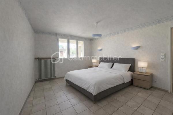 ❤️ LA VERRIÈRE (78320) – Maison individuelle de 98 m² avec jardin, 3 chambres, garage et grand balcon
Une maison familiale pleine de potentiel, avec jardin, extérieur et chambre au rez-de-chaussée !

Et si votre prochain projet de vie commençait ici ?

Découvrez cette maison individuelle d’environ 98 m² habitables, édifiée sur un terrain entièrement clos de 270 m², offrant une configuration familiale, de beaux espaces extérieurs et de nombreux espaces annexes.

Son véritable atout : une chambre au rez-de-chaussée, ainsi qu’un agencement pratique permettant de profiter au quotidien d’un espace de vie fonctionnel.

🏡 Un rez-de-chaussée fonctionnel et convivial

Dès l’entrée, vous découvrirez un séjour/salle à manger lumineux et convivial, offrant un agréable espace de vie pour partager les moments en famille ou entre amis.

La cuisine aménagée et équipée, également située au rez-de-chaussée, complète harmonieusement cet espace de vie.

Ce niveau comprend également :

une chambre au rez-de-chaussée ;
une salle d’eau ;
un WC indépendant ;
une buanderie ;
un espace de rangement pour les provisions.

Une organisation particulièrement pratique, avec les principales pièces de vie et une chambre réunies sur le même niveau.

🛏️ À l’étage : deux chambres avec accès direct au grand balcon

À l’étage, un palier dessert deux chambres confortables, chacune bénéficiant de rangements sous pente permettant d’optimiser les volumes.

Les deux chambres s’ouvrent directement sur un grand balcon, offrant une agréable vue sur le jardin et un espace extérieur supplémentaire particulièrement appréciable.

Un véritable atout pour profiter de la lumière naturelle et bénéficier d’une belle ouverture sur l’extérieur depuis l’espace nuit.

🌿 Un jardin clos pour profiter des beaux jours

À l’extérieur, vous profiterez d’un terrain entièrement clos de 270 m², agrémenté d’une agréable terrasse donnant sur le jardin.

Cet espace se prête parfaitement aux repas en extérieur, aux moments de détente en famille ou entre amis, ou encore à l’aménagement d’un agréable coin de verdure.

🚗 Garage et nombreux espaces annexes

La maison bénéficie également de plusieurs espaces annexes qui constituent un véritable atout au quotidien.

Vous disposerez notamment :

d’un garage ;
d’un bâtiment annexe non habitable situé en fond de parcelle ;
d’un abri de stockage et de rangement d’environ 14 m², idéal pour les vélos, le matériel de jardinage, l’outillage ou le stockage saisonnier.

Ces différents espaces offrent de belles possibilités de rangement et permettent de conserver un extérieur agréable et bien organisé.

✨ Un potentiel à personnaliser selon vos envies

Des travaux de rafraîchissement sont à prévoir afin de remettre la maison au goût du jour.

Cette étape permettra aux futurs propriétaires de personnaliser progressivement les espaces et de créer un intérieur qui leur ressemble.

La maison dispose déjà de nombreux atouts : une belle surface, trois chambres, une chambre au rez-de-chaussée, un jardin clos, une terrasse, un grand balcon, un garage et plusieurs espaces annexes.

Il ne reste plus qu’à lui apporter votre touche personnelle !

❤️ LES ATOUTS
Maison individuelle d’environ 98 m² habitables
Terrain entièrement clos de 270 m²
3 chambres
⭐ 1 chambre au rez-de-chaussée
Cuisine aménagée et équipée au rez-de-chaussée
Séjour / salle à manger lumineux
Salle d’eau au rez-de-cha-chaussée
Terrasse donnant sur le jardin
⭐ Grand balcon accessible directement depuis les deux chambres de l’étage
Vue sur le jardin depuis le balcon
Garage
Bâtiment annexe non habitable
Abri de stockage de 14 m²
Buanderie
Nombreux espaces de rangement
Travaux de rafraîchissement offrant un beau potentiel de personnalisation
Écoles, commerces et transports à proximité
Gare SNCF à proximité, avec liaisons vers Paris-Montparnasse, Saint-Quentin-en-Yvelines et Rambouillet
❤️ Une maison à découvrir

Avec sa configuration familiale, sa chambre au rez-de-chaussée, ses deux chambres ouvrant directement sur un grand balcon, son jardin clos, sa terrasse, son garage et ses nombreux espaces annexes, cette maison offre une combinaison particulièrement intéressante de confort, fonctionnalité et potentiel.

Une maison qui pourra évoluer au gré de vos envies et devenir un véritable lieu de vie familial, chaleureux et personnalisé.

Venez la découvrir et imaginez votre futur projet !

📍 À visiter sans tarder !