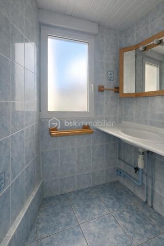 ❤️ LA VERRIÈRE (78320) – Maison individuelle de 98 m² avec jardin, 3 chambres, garage et grand balcon
Une maison familiale pleine de potentiel, avec jardin, extérieur et chambre au rez-de-chaussée !

Et si votre prochain projet de vie commençait ici ?

Découvrez cette maison individuelle d’environ 98 m² habitables, édifiée sur un terrain entièrement clos de 270 m², offrant une configuration familiale, de beaux espaces extérieurs et de nombreux espaces annexes.

Son véritable atout : une chambre au rez-de-chaussée, ainsi qu’un agencement pratique permettant de profiter au quotidien d’un espace de vie fonctionnel.

🏡 Un rez-de-chaussée fonctionnel et convivial

Dès l’entrée, vous découvrirez un séjour/salle à manger lumineux et convivial, offrant un agréable espace de vie pour partager les moments en famille ou entre amis.

La cuisine aménagée et équipée, également située au rez-de-chaussée, complète harmonieusement cet espace de vie.

Ce niveau comprend également :

une chambre au rez-de-chaussée ;
une salle d’eau ;
un WC indépendant ;
une buanderie ;
un espace de rangement pour les provisions.

Une organisation particulièrement pratique, avec les principales pièces de vie et une chambre réunies sur le même niveau.

🛏️ À l’étage : deux chambres avec accès direct au grand balcon

À l’étage, un palier dessert deux chambres confortables, chacune bénéficiant de rangements sous pente permettant d’optimiser les volumes.

Les deux chambres s’ouvrent directement sur un grand balcon, offrant une agréable vue sur le jardin et un espace extérieur supplémentaire particulièrement appréciable.

Un véritable atout pour profiter de la lumière naturelle et bénéficier d’une belle ouverture sur l’extérieur depuis l’espace nuit.

🌿 Un jardin clos pour profiter des beaux jours

À l’extérieur, vous profiterez d’un terrain entièrement clos de 270 m², agrémenté d’une agréable terrasse donnant sur le jardin.

Cet espace se prête parfaitement aux repas en extérieur, aux moments de détente en famille ou entre amis, ou encore à l’aménagement d’un agréable coin de verdure.

🚗 Garage et nombreux espaces annexes

La maison bénéficie également de plusieurs espaces annexes qui constituent un véritable atout au quotidien.

Vous disposerez notamment :

d’un garage ;
d’un bâtiment annexe non habitable situé en fond de parcelle ;
d’un abri de stockage et de rangement d’environ 14 m², idéal pour les vélos, le matériel de jardinage, l’outillage ou le stockage saisonnier.

Ces différents espaces offrent de belles possibilités de rangement et permettent de conserver un extérieur agréable et bien organisé.

✨ Un potentiel à personnaliser selon vos envies

Des travaux de rafraîchissement sont à prévoir afin de remettre la maison au goût du jour.

Cette étape permettra aux futurs propriétaires de personnaliser progressivement les espaces et de créer un intérieur qui leur ressemble.

La maison dispose déjà de nombreux atouts : une belle surface, trois chambres, une chambre au rez-de-chaussée, un jardin clos, une terrasse, un grand balcon, un garage et plusieurs espaces annexes.

Il ne reste plus qu’à lui apporter votre touche personnelle !

❤️ LES ATOUTS
Maison individuelle d’environ 98 m² habitables
Terrain entièrement clos de 270 m²
3 chambres
⭐ 1 chambre au rez-de-chaussée
Cuisine aménagée et équipée au rez-de-chaussée
Séjour / salle à manger lumineux
Salle d’eau au rez-de-cha-chaussée
Terrasse donnant sur le jardin
⭐ Grand balcon accessible directement depuis les deux chambres de l’étage
Vue sur le jardin depuis le balcon
Garage
Bâtiment annexe non habitable
Abri de stockage de 14 m²
Buanderie
Nombreux espaces de rangement
Travaux de rafraîchissement offrant un beau potentiel de personnalisation
Écoles, commerces et transports à proximité
Gare SNCF à proximité, avec liaisons vers Paris-Montparnasse, Saint-Quentin-en-Yvelines et Rambouillet
❤️ Une maison à découvrir

Avec sa configuration familiale, sa chambre au rez-de-chaussée, ses deux chambres ouvrant directement sur un grand balcon, son jardin clos, sa terrasse, son garage et ses nombreux espaces annexes, cette maison offre une combinaison particulièrement intéressante de confort, fonctionnalité et potentiel.

Une maison qui pourra évoluer au gré de vos envies et devenir un véritable lieu de vie familial, chaleureux et personnalisé.

Venez la découvrir et imaginez votre futur projet !

📍 À visiter sans tarder !