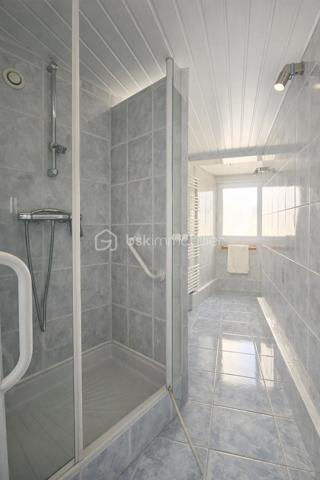 ❤️ LA VERRIÈRE (78320) – Maison individuelle de 98 m² avec jardin, 3 chambres, garage et grand balcon
Une maison familiale pleine de potentiel, avec jardin, extérieur et chambre au rez-de-chaussée !

Et si votre prochain projet de vie commençait ici ?

Découvrez cette maison individuelle d’environ 98 m² habitables, édifiée sur un terrain entièrement clos de 270 m², offrant une configuration familiale, de beaux espaces extérieurs et de nombreux espaces annexes.

Son véritable atout : une chambre au rez-de-chaussée, ainsi qu’un agencement pratique permettant de profiter au quotidien d’un espace de vie fonctionnel.

🏡 Un rez-de-chaussée fonctionnel et convivial

Dès l’entrée, vous découvrirez un séjour/salle à manger lumineux et convivial, offrant un agréable espace de vie pour partager les moments en famille ou entre amis.

La cuisine aménagée et équipée, également située au rez-de-chaussée, complète harmonieusement cet espace de vie.

Ce niveau comprend également :

une chambre au rez-de-chaussée ;
une salle d’eau ;
un WC indépendant ;
une buanderie ;
un espace de rangement pour les provisions.

Une organisation particulièrement pratique, avec les principales pièces de vie et une chambre réunies sur le même niveau.

🛏️ À l’étage : deux chambres avec accès direct au grand balcon

À l’étage, un palier dessert deux chambres confortables, chacune bénéficiant de rangements sous pente permettant d’optimiser les volumes.

Les deux chambres s’ouvrent directement sur un grand balcon, offrant une agréable vue sur le jardin et un espace extérieur supplémentaire particulièrement appréciable.

Un véritable atout pour profiter de la lumière naturelle et bénéficier d’une belle ouverture sur l’extérieur depuis l’espace nuit.

🌿 Un jardin clos pour profiter des beaux jours

À l’extérieur, vous profiterez d’un terrain entièrement clos de 270 m², agrémenté d’une agréable terrasse donnant sur le jardin.

Cet espace se prête parfaitement aux repas en extérieur, aux moments de détente en famille ou entre amis, ou encore à l’aménagement d’un agréable coin de verdure.

🚗 Garage et nombreux espaces annexes

La maison bénéficie également de plusieurs espaces annexes qui constituent un véritable atout au quotidien.

Vous disposerez notamment :

d’un garage ;
d’un bâtiment annexe non habitable situé en fond de parcelle ;
d’un abri de stockage et de rangement d’environ 14 m², idéal pour les vélos, le matériel de jardinage, l’outillage ou le stockage saisonnier.

Ces différents espaces offrent de belles possibilités de rangement et permettent de conserver un extérieur agréable et bien organisé.

✨ Un potentiel à personnaliser selon vos envies

Des travaux de rafraîchissement sont à prévoir afin de remettre la maison au goût du jour.

Cette étape permettra aux futurs propriétaires de personnaliser progressivement les espaces et de créer un intérieur qui leur ressemble.

La maison dispose déjà de nombreux atouts : une belle surface, trois chambres, une chambre au rez-de-chaussée, un jardin clos, une terrasse, un grand balcon, un garage et plusieurs espaces annexes.

Il ne reste plus qu’à lui apporter votre touche personnelle !

❤️ LES ATOUTS
Maison individuelle d’environ 98 m² habitables
Terrain entièrement clos de 270 m²
3 chambres
⭐ 1 chambre au rez-de-chaussée
Cuisine aménagée et équipée au rez-de-chaussée
Séjour / salle à manger lumineux
Salle d’eau au rez-de-cha-chaussée
Terrasse donnant sur le jardin
⭐ Grand balcon accessible directement depuis les deux chambres de l’étage
Vue sur le jardin depuis le balcon
Garage
Bâtiment annexe non habitable
Abri de stockage de 14 m²
Buanderie
Nombreux espaces de rangement
Travaux de rafraîchissement offrant un beau potentiel de personnalisation
Écoles, commerces et transports à proximité
Gare SNCF à proximité, avec liaisons vers Paris-Montparnasse, Saint-Quentin-en-Yvelines et Rambouillet
❤️ Une maison à découvrir

Avec sa configuration familiale, sa chambre au rez-de-chaussée, ses deux chambres ouvrant directement sur un grand balcon, son jardin clos, sa terrasse, son garage et ses nombreux espaces annexes, cette maison offre une combinaison particulièrement intéressante de confort, fonctionnalité et potentiel.

Une maison qui pourra évoluer au gré de vos envies et devenir un véritable lieu de vie familial, chaleureux et personnalisé.

Venez la découvrir et imaginez votre futur projet !

📍 À visiter sans tarder !