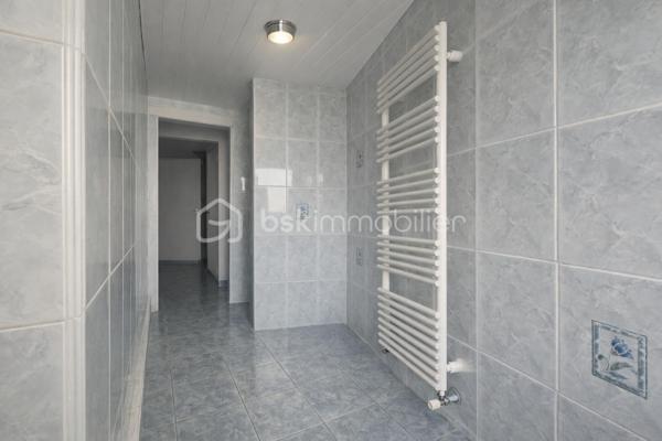 ❤️ LA VERRIÈRE (78320) – Maison individuelle de 98 m² avec jardin, 3 chambres, garage et grand balcon
Une maison familiale pleine de potentiel, avec jardin, extérieur et chambre au rez-de-chaussée !

Et si votre prochain projet de vie commençait ici ?

Découvrez cette maison individuelle d’environ 98 m² habitables, édifiée sur un terrain entièrement clos de 270 m², offrant une configuration familiale, de beaux espaces extérieurs et de nombreux espaces annexes.

Son véritable atout : une chambre au rez-de-chaussée, ainsi qu’un agencement pratique permettant de profiter au quotidien d’un espace de vie fonctionnel.

🏡 Un rez-de-chaussée fonctionnel et convivial

Dès l’entrée, vous découvrirez un séjour/salle à manger lumineux et convivial, offrant un agréable espace de vie pour partager les moments en famille ou entre amis.

La cuisine aménagée et équipée, également située au rez-de-chaussée, complète harmonieusement cet espace de vie.

Ce niveau comprend également :

une chambre au rez-de-chaussée ;
une salle d’eau ;
un WC indépendant ;
une buanderie ;
un espace de rangement pour les provisions.

Une organisation particulièrement pratique, avec les principales pièces de vie et une chambre réunies sur le même niveau.

🛏️ À l’étage : deux chambres avec accès direct au grand balcon

À l’étage, un palier dessert deux chambres confortables, chacune bénéficiant de rangements sous pente permettant d’optimiser les volumes.

Les deux chambres s’ouvrent directement sur un grand balcon, offrant une agréable vue sur le jardin et un espace extérieur supplémentaire particulièrement appréciable.

Un véritable atout pour profiter de la lumière naturelle et bénéficier d’une belle ouverture sur l’extérieur depuis l’espace nuit.

🌿 Un jardin clos pour profiter des beaux jours

À l’extérieur, vous profiterez d’un terrain entièrement clos de 270 m², agrémenté d’une agréable terrasse donnant sur le jardin.

Cet espace se prête parfaitement aux repas en extérieur, aux moments de détente en famille ou entre amis, ou encore à l’aménagement d’un agréable coin de verdure.

🚗 Garage et nombreux espaces annexes

La maison bénéficie également de plusieurs espaces annexes qui constituent un véritable atout au quotidien.

Vous disposerez notamment :

d’un garage ;
d’un bâtiment annexe non habitable situé en fond de parcelle ;
d’un abri de stockage et de rangement d’environ 14 m², idéal pour les vélos, le matériel de jardinage, l’outillage ou le stockage saisonnier.

Ces différents espaces offrent de belles possibilités de rangement et permettent de conserver un extérieur agréable et bien organisé.

✨ Un potentiel à personnaliser selon vos envies

Des travaux de rafraîchissement sont à prévoir afin de remettre la maison au goût du jour.

Cette étape permettra aux futurs propriétaires de personnaliser progressivement les espaces et de créer un intérieur qui leur ressemble.

La maison dispose déjà de nombreux atouts : une belle surface, trois chambres, une chambre au rez-de-chaussée, un jardin clos, une terrasse, un grand balcon, un garage et plusieurs espaces annexes.

Il ne reste plus qu’à lui apporter votre touche personnelle !

❤️ LES ATOUTS
Maison individuelle d’environ 98 m² habitables
Terrain entièrement clos de 270 m²
3 chambres
⭐ 1 chambre au rez-de-chaussée
Cuisine aménagée et équipée au rez-de-chaussée
Séjour / salle à manger lumineux
Salle d’eau au rez-de-cha-chaussée
Terrasse donnant sur le jardin
⭐ Grand balcon accessible directement depuis les deux chambres de l’étage
Vue sur le jardin depuis le balcon
Garage
Bâtiment annexe non habitable
Abri de stockage de 14 m²
Buanderie
Nombreux espaces de rangement
Travaux de rafraîchissement offrant un beau potentiel de personnalisation
Écoles, commerces et transports à proximité
Gare SNCF à proximité, avec liaisons vers Paris-Montparnasse, Saint-Quentin-en-Yvelines et Rambouillet
❤️ Une maison à découvrir

Avec sa configuration familiale, sa chambre au rez-de-chaussée, ses deux chambres ouvrant directement sur un grand balcon, son jardin clos, sa terrasse, son garage et ses nombreux espaces annexes, cette maison offre une combinaison particulièrement intéressante de confort, fonctionnalité et potentiel.

Une maison qui pourra évoluer au gré de vos envies et devenir un véritable lieu de vie familial, chaleureux et personnalisé.

Venez la découvrir et imaginez votre futur projet !

📍 À visiter sans tarder !