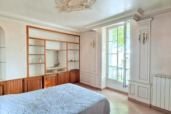 Authentique maison en pierre au centre de Velleron avec studio indépendant.Travaux à prévoir . !