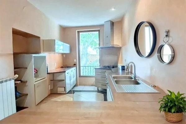 Authentique maison en pierre au centre de Velleron avec studio indépendant.Travaux à prévoir . !