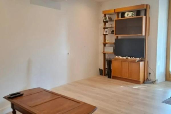 Authentique maison en pierre au centre de Velleron avec studio indépendant.Travaux à prévoir . !