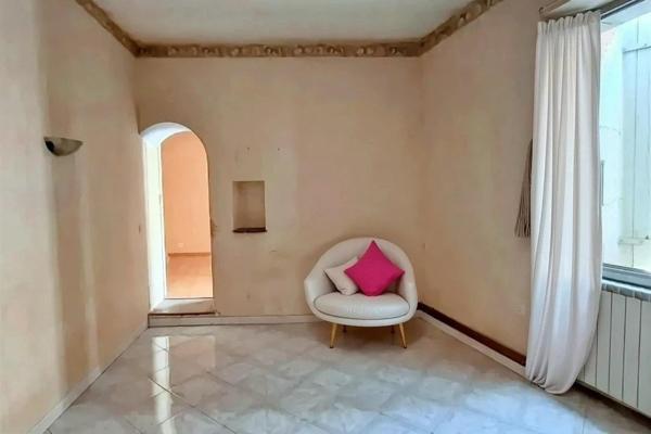 Authentique maison en pierre au centre de Velleron avec studio indépendant.Travaux à prévoir . !